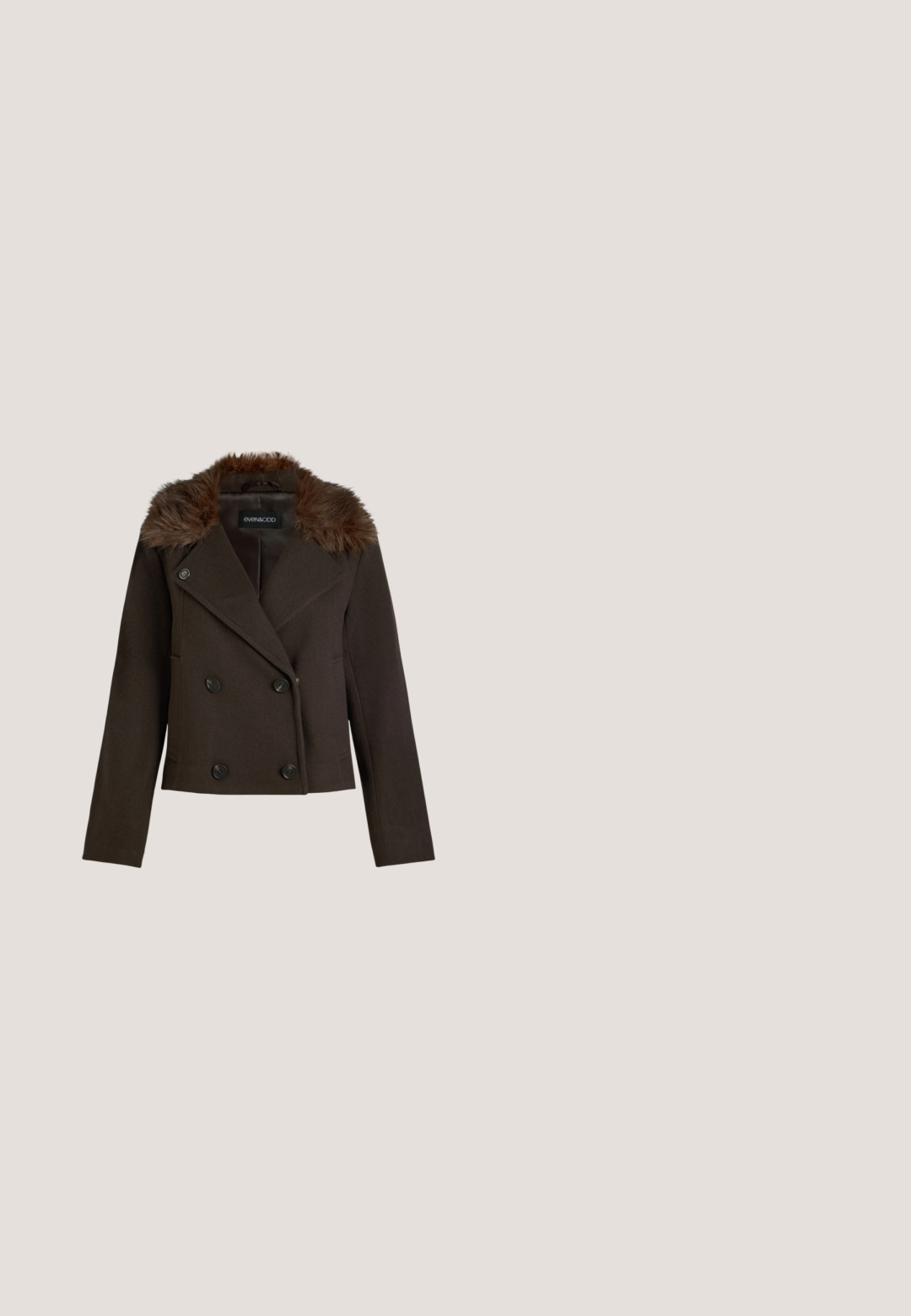 Veste croisée marron foncé avec col en fausse fourrure et manches longues, de la marque EVEN&ODD, présentée sur un fond clair uni.; Haut marron à manches courtes en tissu doux et léger. Il présente un col rond et une coupe décontractée avec un ourlet droit.; Pantalon ample couleur bordeaux avec taille élastique et cordon de serrage, jambes droites, sans poches visibles ni motifs.; Chaussure slingback en cuir bordeaux foncé, bout pointu et talon bloc, avec une petite boucle dorée sur la bride de cheville.; Sac à main en cuir marron foncé avec une fermeture éclair incurvée en haut et une fine bandoulière avec des fermoirs dorés sur un fond uni.; Boucles d’oreilles pendantes ton or avec trois segments irréguliers, lisses et arrondis empilés verticalement sur un fond clair uni.