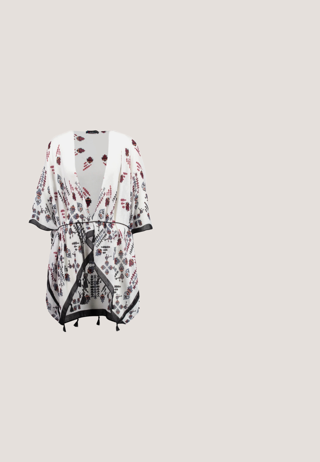 Kimono blanc avec des motifs floraux en noir, rouge et bleu, présentant une ouverture à l'avant, des manches larges et une bordure noire avec des accents de franges.; Combinaison noire côtelée avec un décolleté en V, des bretelles fines, un corsage ajusté et un pantalon large pour une silhouette décontractée.; Sandale noire avec deux sangles ajustables, boucles en argent, et une semelle en liège sur une semelle en caoutchouc noir texturé.; Lunettes de soleil rondes avec des montures en plastique noir et des verres dégradés violet foncé. Accents en métal doré sur la monture. Fins bras noirs.; Sac fourre-tout en cuir noir avec deux longues poignées, présentant un design minimaliste, une texture lisse et des coutures verticales sur le devant.; Boucles d'oreilles circulaires en or rose avec finition brossée, dotées d'arrières transparents pour un port sécurisé. Design simple et minimaliste.
