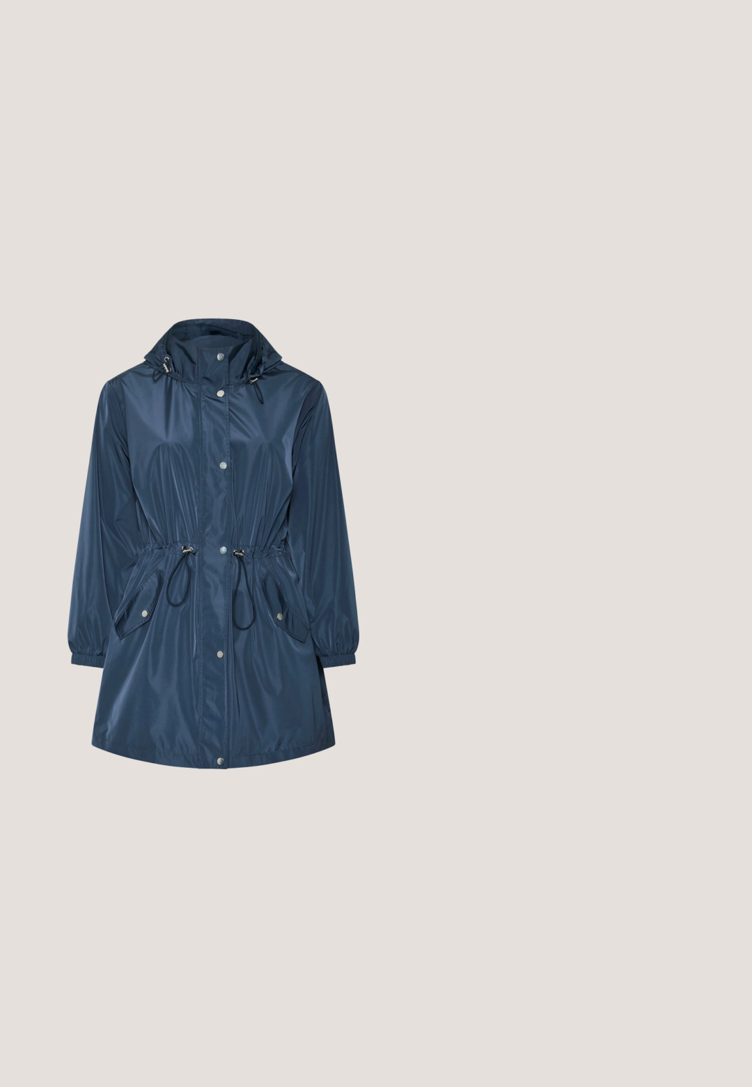 Marineblauwe waterdichte capuchonjas met drukknoopsluiting aan de voorkant, trekkoord in de taille, elastische manchetten en klepzakken.; Grijs en blauw horizontaal gestreepte gebreide trui met lange mouwen, een ronde hals en geribbelde manchetten.; Gestreepte blauwe button-up shirt met een zak met de tekst "STUDIO UNTOLD", klassieke kraag en lange mouwen.; Kaffe Curve KCLEANA CHINO 7/8 - Chino - bering sea; Lichtblauwe lage sneaker met witte veters, dikke witte zool en beige hielstuk, zijaanzicht op een witte achtergrond.; Lichtblauwe leren handtas met een gebogen vorm, verstelbare schouderriem, gouden hardware accenten en een ritssluiting. Getextureerde oppervlakte.