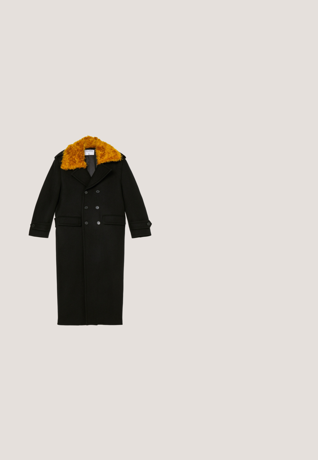 Filippa K LONG PEACOAT - Klassinen takki - black; Mustapuffihihapuku, jossa on neliökaula-aukko, teksturoituja kuvioita ja kerroksellinen helma. Valmistettu kevyestä kankaasta, jossa on pitsikoristeita.; Musta polven yläpuolelle ulottuva saapas, valmistettu sileästä keinotekoisesta materiaalista. Paksu korko, jossa on teksturoitu pinta ja sivulta leikattu yksityiskohta.; Mustat kissankorvauksen aurinkolasit tummilla linsseillä. Koristeena kultaiset ja vihreät yksityiskohdat temppeleissä. Suora muovikehys ja hoikka muotoilu.; Mustaa nahkaista ranteen ympärille tarkoitettua pikkulaukkua, jossa on kolmion muoto, kultainen metallinen logolaatta ja irrotettava hihna, Coccinelle-merkkinen.; Kultasävyinen sormus, jossa on epäsäännöllinen, aaltoileva muotoilu. Sormuksessa on karkea pinta ja vaihteleva paksuus, joka muistuttaa orgaanisia muotoja.