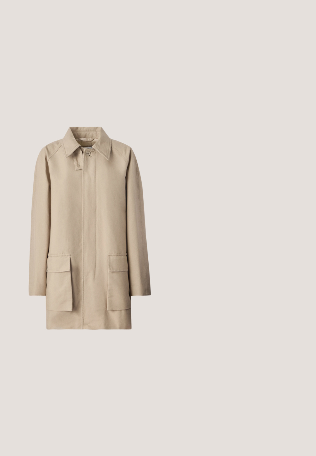 Filippa K PATCH POCKET JACKET - Manteau court - khaki beig; Haut à manches longues et col en V en tissu beige clair. Détails froncés au centre avant. Texture douce et lisse.; Jean flare bleu clair en denim. Il présente un design classique à cinq poches et une fermeture à bouton à l'avant. Texture lisse sur toute la surface.; Mocassin à enfiler en daim brun clair avec une semelle plate et un détail de couture minimaliste, présenté en profil latéral sur un fond uni.; Sac à main structuré beige avec deux poignées supérieures, une bandoulière amovible et un patch logo rectangulaire sur le devant.; Collier délicat en or avec une moitié ornée de petits cristaux transparents et l'autre moitié une fine chaîne en or avec un fermoir réglable.