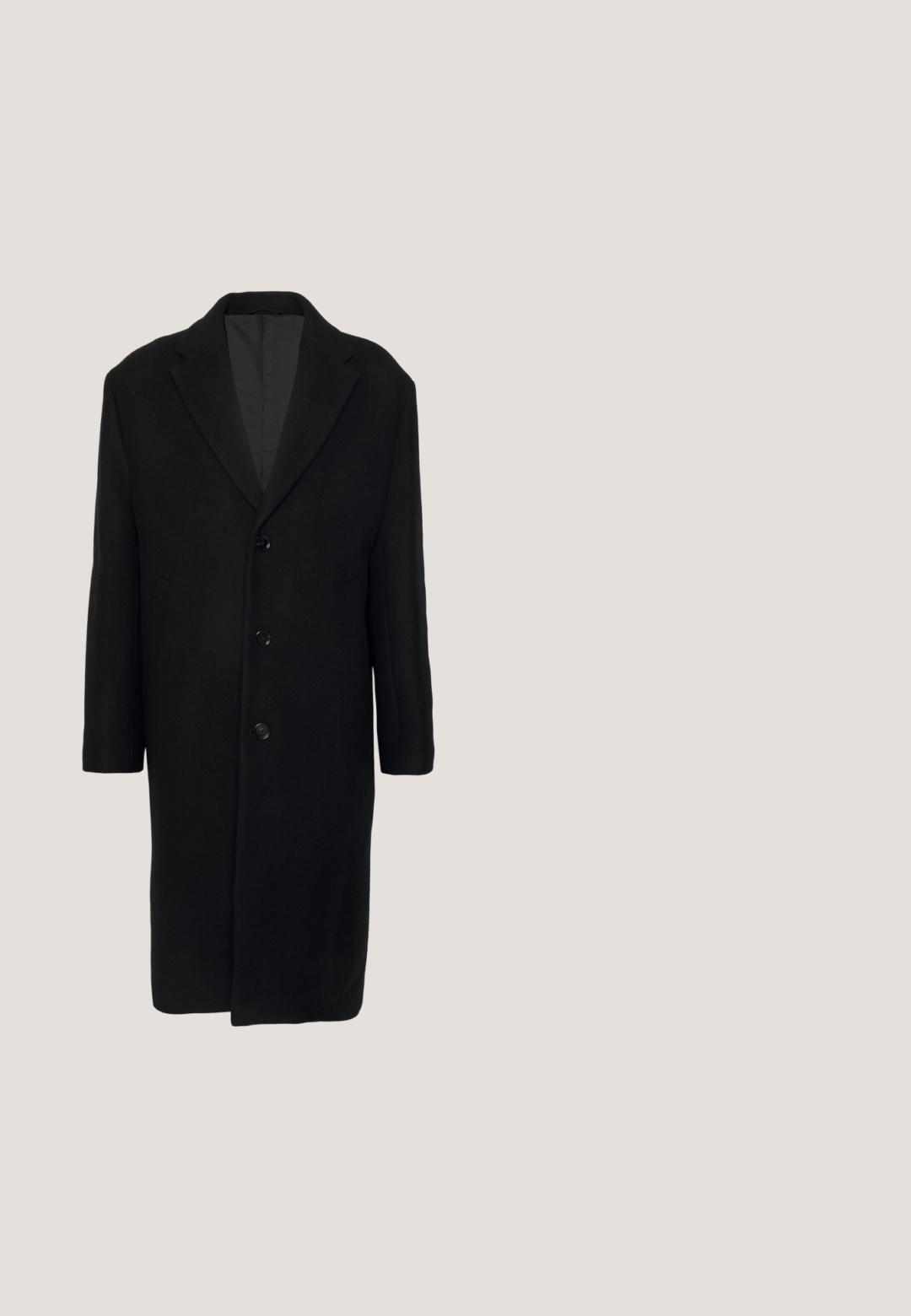 Filippa K LONDON COAT - Manteau classique - black; Pull noir à manches longues avec col rond, ourlet et poignets côtelés sur un fond gris clair uni.; Pantalons noirs ajustés à coupe droite, dotés d'une fermeture à un bouton et de passants de ceinture. Tissu lisse, mat et sans motifs.; Chaussure de costume en cuir noir poli à lacets flottant au-dessus d’un tapis beige, avec une grande table ronde en verre de couleur ambre en arrière-plan.; Mallette en cuir noire avec double poignée, poche avant zippée et bandoulière réglable, marquée d’un petit logo au centre en bas.; Ceinture en cuir noir avec une finition brillante ; elle présente une boucle en métal argenté avec un design à cadre rectangulaire et des bords lisses.