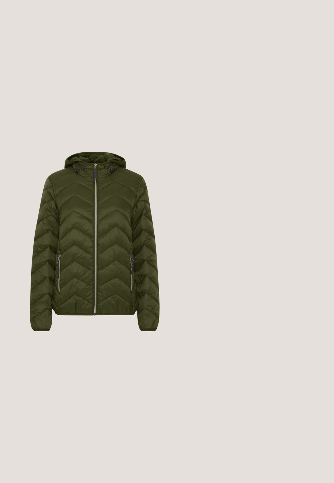 Veste matelassée vert olive avec capuche, présentant un motif en chevron, deux poches latérales zippées et une fermeture éclair frontale. Matière légère.; Pull en col roulé noir avec une coupe décontractée, texture douce et manches longues avec des accents de boutons aux poignets.; Veste en denim bleu clair avec un col pointu, devant à boutons et deux poches poitrine. Elle possède des manches longues et un design légèrement cropped.; Pantalon en denim noir avec une coupe droite, doté de deux poches avant et d'un seul bouton en métal à la taille. Texture lisse.; Baskets en daim rose avec une bande latérale blanche, une doublure intérieure à motif vichy et une semelle en caoutchouc naturel, vues de côté sur un fond clair.; Deux bracelets de perles argentées sur fond blanc ; l'un avec des perles irrégulières et l'autre avec des perles uniformes et un petit charme en forme de goutte.