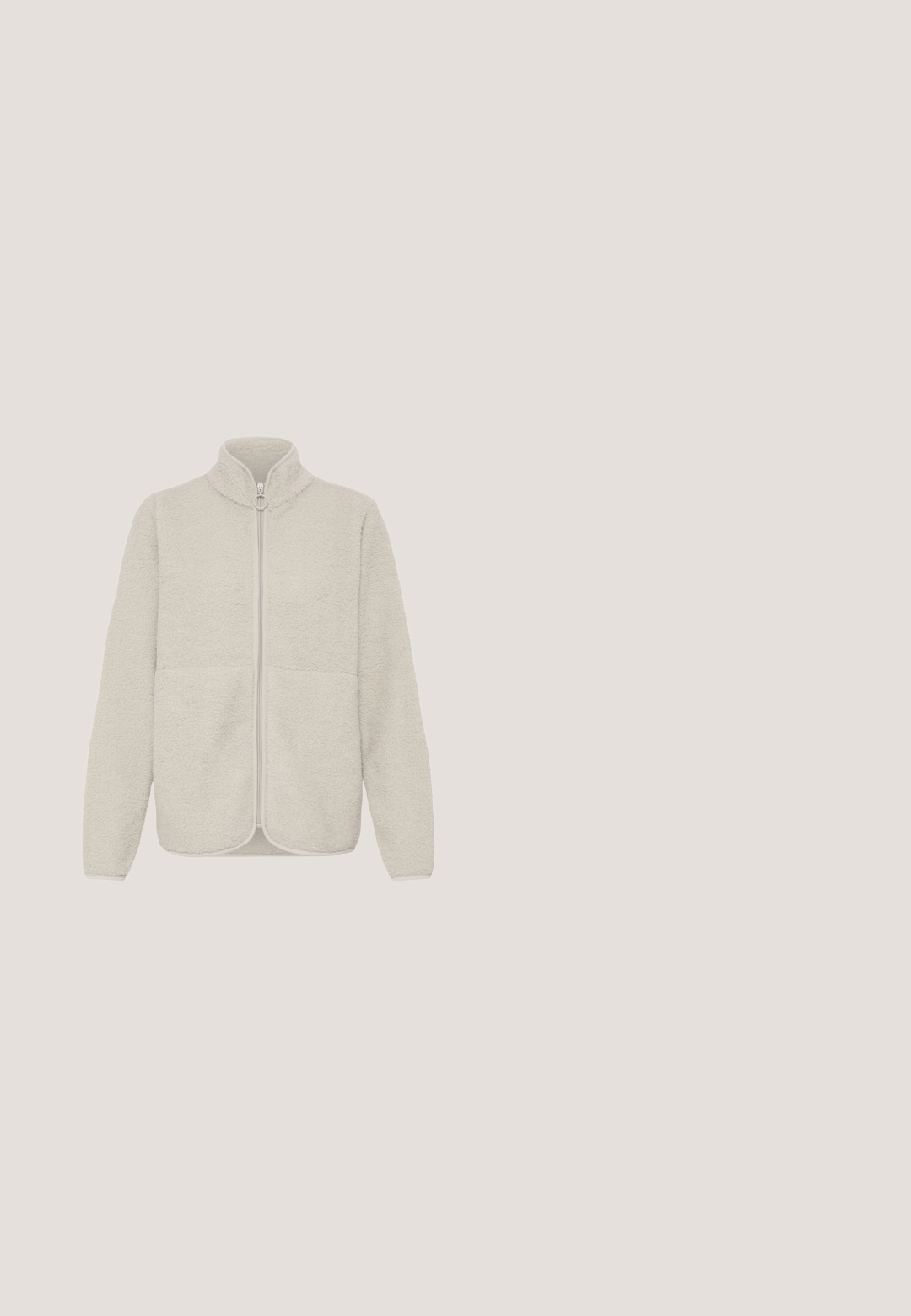 Beige Fleecejacke mit durchgehendem Reißverschluss, Stehkragen, langen Ärmeln und strukturiertem, weichem Stoff.; Hellbeige langärmelige Strickjacke aus Rippenstoff mit Rundhalsausschnitt, Knopfleiste vorne und figurbetonter Passform.; Beigefarbener Pullover mit kurzen Ärmeln, Rundhalsausschnitt und gerippter Struktur, auf weißem Hintergrund dargestellt.; Hellblaue, weit geschnittene Jeans aus Denim. Verfügt über einen Standardbund, Fronttaschen und einen Reißverschluss mit Knopfverschluss.; Beige Wildleder-Sneaker mit runder Zehenpartie, Schnürung vorne und strukturiertem Sohlenbereich. Glatte Seiten mit dezenten Nähakzenten.; Beige halbmondförmige Handtasche mit schwarzen verstellbaren Griffen, goldener Hardware und einem kleinen dekorativen Anhänger an der Seite.