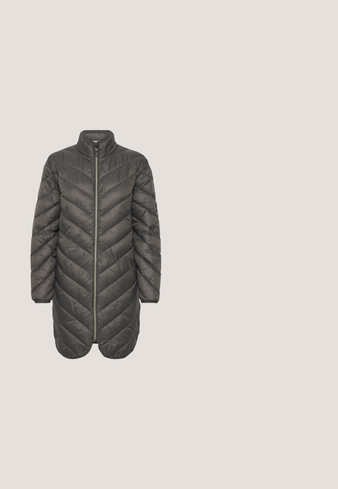 Gesteppter dunkelgrauer Steppmantel mit hohem Kragen und durchgehendem Reißverschluss. Mit Chevron-Muster und abgerundetem Saum. Leichtes, wasserabweisendes Material.; Kaffe KABETTY - Strickpullover - grey melange; Langärmliges Shirt aus weichem Stoff mit horizontalen marineblauen und weißen Streifen, rundem Ausschnitt und geradem Schnitt.; Graue Skinny-Jeans aus Denim mit hoher Taille, ausgestattet mit einem Knopfverschluss, Vordertaschen und einem ausgewaschenen Look für ein getragenes Erscheinungsbild.; Schwarze Leder Schnürstiefelette mit seitlichem Reißverschluss und robustem Sohlen, detaillierter Naht und gebundenen Schnürsenkeln um den oberen Schaft.; Schwarze Ledertasche mit doppelten Griffen, verstellbarem Schulterriemen, Reißverschlussvornasche und strukturierter Oberfläche. Enthält ein Gepäckanhänger.
