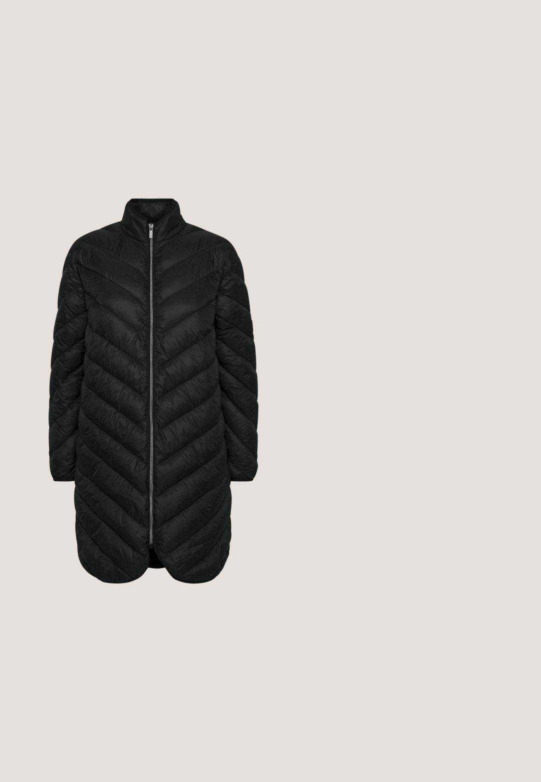 Zwarte pufferjack met een hoge kraag, voorzien van een chevron-gequilt patroon, ritssluiting en een middellange snit. Zachte textuur.; Zwart-wit gestreepte t-shirt met korte mouwen, een ronde halslijn en een gebogen zoom. Het stof lijkt zacht en lichtgewicht te zijn.; Zwarte denim broek met een rechte pasvorm, voorzien van twee voorkruiszakken en een enkele metalen knop aan de tailleband. Gladde textuur.; Witte sneaker met zwarte accenten, voorzien van een geribbelde rubberen zool, traditioneel vetersysteem en drie zwarte strepen aan de zijkant.; Zwarte leren schoudertas met een gebogen vorm, textuurovervlak, verstelbare schouderband en subtiele logodetail op de voorkant.; Een paar glanzende gouden brede creolen met een glad, gebogen, licht gedraaid ontwerp en een sluiting met een pin.
