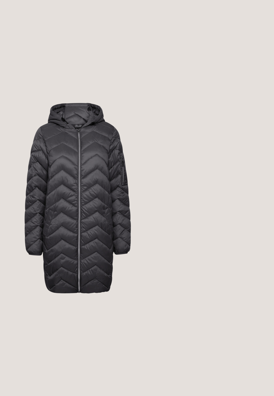 Langer schwarzer Puffer-Jacke mit Kapuze, mit einem Chevron-Steppmuster, Reißverschluss vorne und einer Reißverschlusstasche am Ärmel. Weicher Griff.; Gestreiftes T-Shirt in Marineblau und Weiß. Lockere Passform mit kurzen Ärmeln und Rundhalsausschnitt. Weiches, leichtes Baumwollmaterial.; Schwarze Baumwollhose mit geradem Schnitt. Verfügt über fünf Taschen und einen vorderen Knopfverschluss. Glatte Textur, minimale Nähdetails.; Schwarze Ledersneaker mit runder Zehenform, dicker weißer Gummisohle und schwarzen Schnürsenkeln. Verfügt über Metallösen und eine glatte Textur.; Schwarze Leder Umhängetasche mit einem Klappenverschluss, ausgestattet mit einer Metall-Schnalle und einer gesteppten Optik. Glatte Textur und runde Form.; Goldfarbene Ohrringe mit einem strukturierten, schalenartigen Design, das gebogene, gerippte Oberflächen und eine glatte, glänzende Oberfläche aufweist.