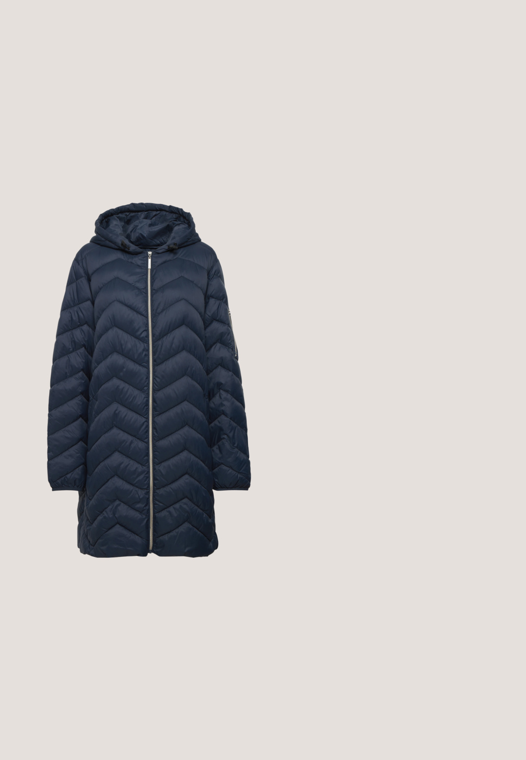 Marineblå pufferjakke med et chevron-quiltet mønster, lynlås foran og justerbar hætte. Har sidelommer og en afslappet pasform.; Mørkeblå cropped sweatshirt lavet af blødt stof med rund halsudskæring og lange ærmer, der har ribbede manchetter og kant.; Mørkeblå T-shirt med korte ærmer og rund hals med afslappet pasform og enkelt, ensfarvet design på hvid baggrund.; Marineblå, skræddersyede bukser med en glat tekstur, der har folder foran, og en strækbar talje for komfort.; Mørkeblå atletiksko med lyserød sidestribe, lyseblåt hælpatch, hvid mellemsål, brun tekstureret ydersål og snørelukning.; Mørkeblå polstret skuldertaske med en buet design, justerbar rem og sølv hardware detaljer. Indeholder et brandlogo på forsiden.