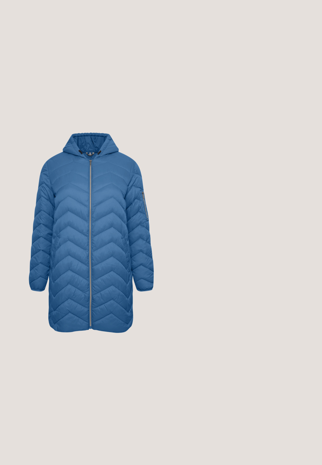Abrigo acolchado con capucha de color azul claro, con un patrón de acolchado en forma de chevron, cremallera de longitud completa y un bolsillo con cremallera en la manga izquierda.; Sudadera color azul marino con cuello de capa, mangas largas y letras blancas que dicen "Hola" en el frente. Fabricada con un tejido suave y liso.; Jeans ajustados en denim azul claro con una textura suave. Presentan una cintura alta, trabillas para cinturón y bolsillos frontales. Diseño clásico de cinco bolsillos.; Zapatilla deportiva morada de malla con diseño perforado, cuello acolchado y suela de goma blanca. Presenta la marca "FILA" y detalles texturizados en la suela.; Bolso tote de ante gris suave con abertura superior, silueta estructurada y dos asas curvas. Cuenta con costuras sin juntas y una textura lisa.; Pendientes de aro dorados que presentan una serie de cuentas doradas y blancas en la parte inferior. Los aros son lisos y de forma circular.