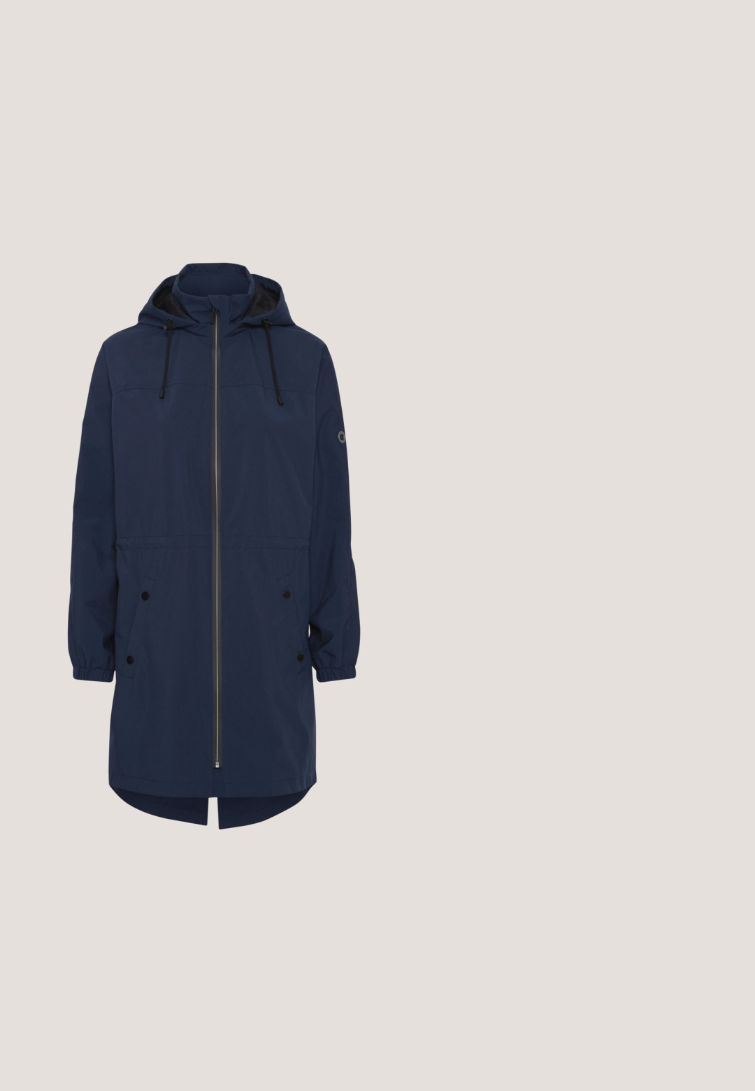 Marineblauer Parka mit Kapuze, ausgestattet mit einem Reißverschluss an der Vorderseite, elastischen Bündchen und zwei seitlichen Taschen mit Druckknopfverschluss. Glatte Textur, knielang.; Navyblaues Poloshirt mit horizontalen weißen Streifen, kurzen Ärmeln, Knopfleiste und einem kleinen schwarzen Herzlogo auf der Brust.; Blaue Jeans mit geradem Bein, vorderen Taschen, Gürtelschlaufen und Knopfverschluss, dargestellt vor weißem Hintergrund.; Marineblaue und weiße Low-Top-Sneaker mit weißen Schnürsenkeln und einer Laufsohle aus Kaugummigummi, entworfen für den Freizeitgebrauch.; Runde navy Lederhandtasche mit strukturiertem Finish, silbernem Reißverschluss und verstellbarem gemustertem Tragegurt in blau, weiß und schwarzem geometrischem Design.; Goldene Creolen mit einem groben Gliederdesign, polierter Oberfläche und einem Scharnierverschluss für sicheren Halt.