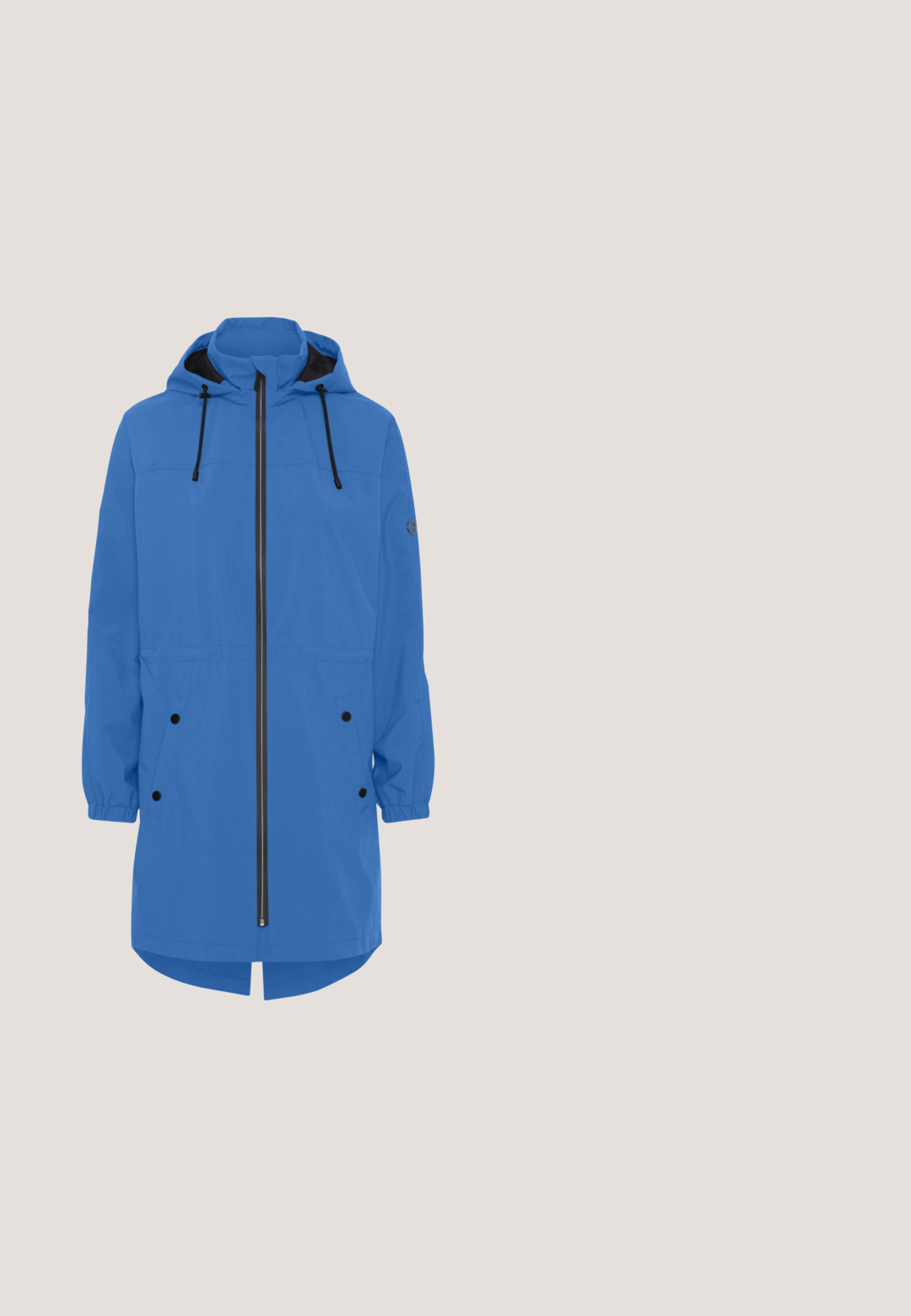 Blaue wasserdichte Jacke mit Kapuze, Reißverschluss vorne und elastischen Bündchen. Verfügt über schwarze Akzente und zwei Fronttaschen mit Druckknopfverschlüssen.; Langärmliges Oberteil in lockerer Passform mit horizontalen blauen und weißen Streifen, aus weichem Baumwollmaterial und weitem Ausschnitt.; Blaue Jeans mit geradem Bein, vorderen Taschen, Gürtelschlaufen und Knopfverschluss, dargestellt vor weißem Hintergrund.; Blauer Wildleder-Sportschuh mit weißen Streifen, beigem Fersenlaschen und Gummisohle in Karamellfarbe, von der Seite auf weißem Hintergrund gesehen.; Hellblaue Leder-Umhängetasche mit verstellbarem Riemen, silbernen Metallverschlüssen und dezentem Markenprägung in der Mitte vorne.; Zwei Tropfen-Ohrringe mit glänzender Oberfläche. Einer ist silberfarben, der andere goldfarben, beide mit glatten, geschwungenen Formen.