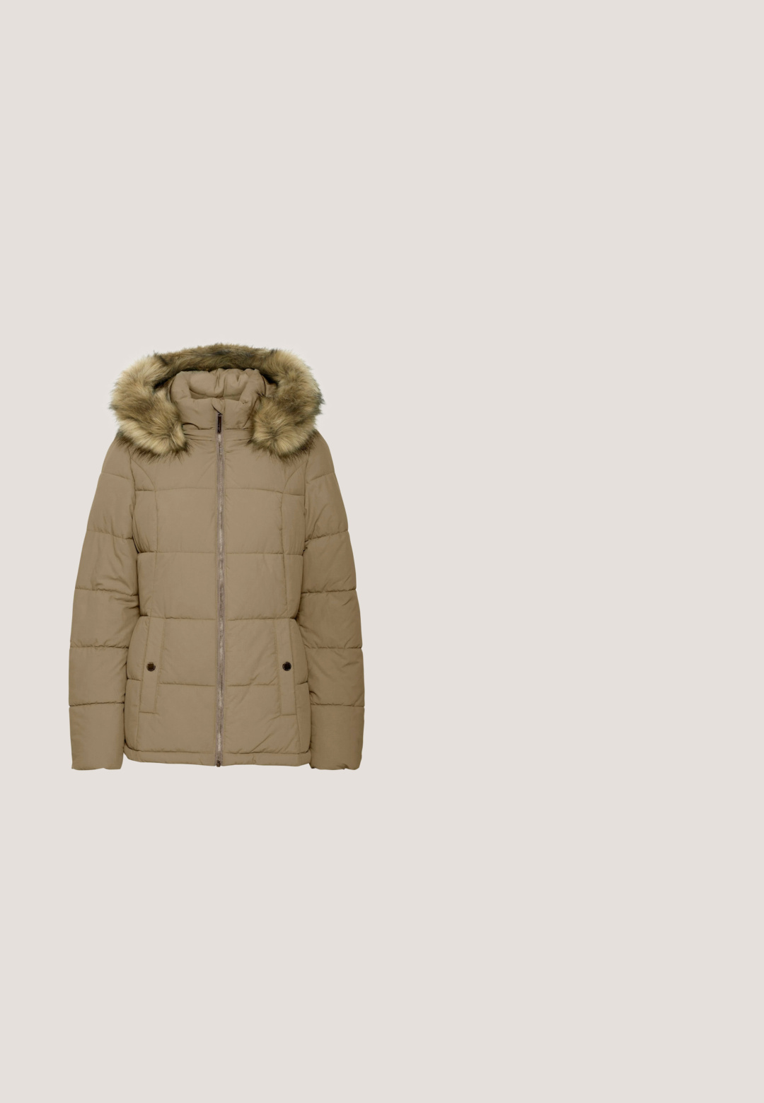 Puffermantel in hellbeige mit einer Kapuze aus Kunstfell, horizontalem Steppmuster, frontalem Reißverschluss und zwei Seitentaschen mit Druckknopfverschlüssen.; Beige gestrickter Pullover mit hohem Kragen und einem halben Reißverschluss. Hat ein strukturiertes Muster und ein kleines Markenschild an der Seite.; Langärmeliges Shirt in olivgrün und marineblauen Horizontalstreifen, aus weichem Stoff mit Rundhalsausschnitt und leicht gebogenem Saum.; Dunkelblaue Denim-Jeans mit geradem Schnitt, ausgestattet mit orangen Nähten, Fronttaschen und einem Knopfverschluss. Robustes Material mit glatter Textur.; Braune Lederstiefeletten mit einer Kunstfellbündchen, Schnürung an der Vorderseite, geschmücktem Riemen und einer beigen Gummisohle mit strukturiertem Profil.; Graue Nylon-Schultertasche mit Klappe, vorderer Reißverschlusstasche, Schnallendetail und verstellbarem Riemen. Glatte Textur mit dezentem Glanz.