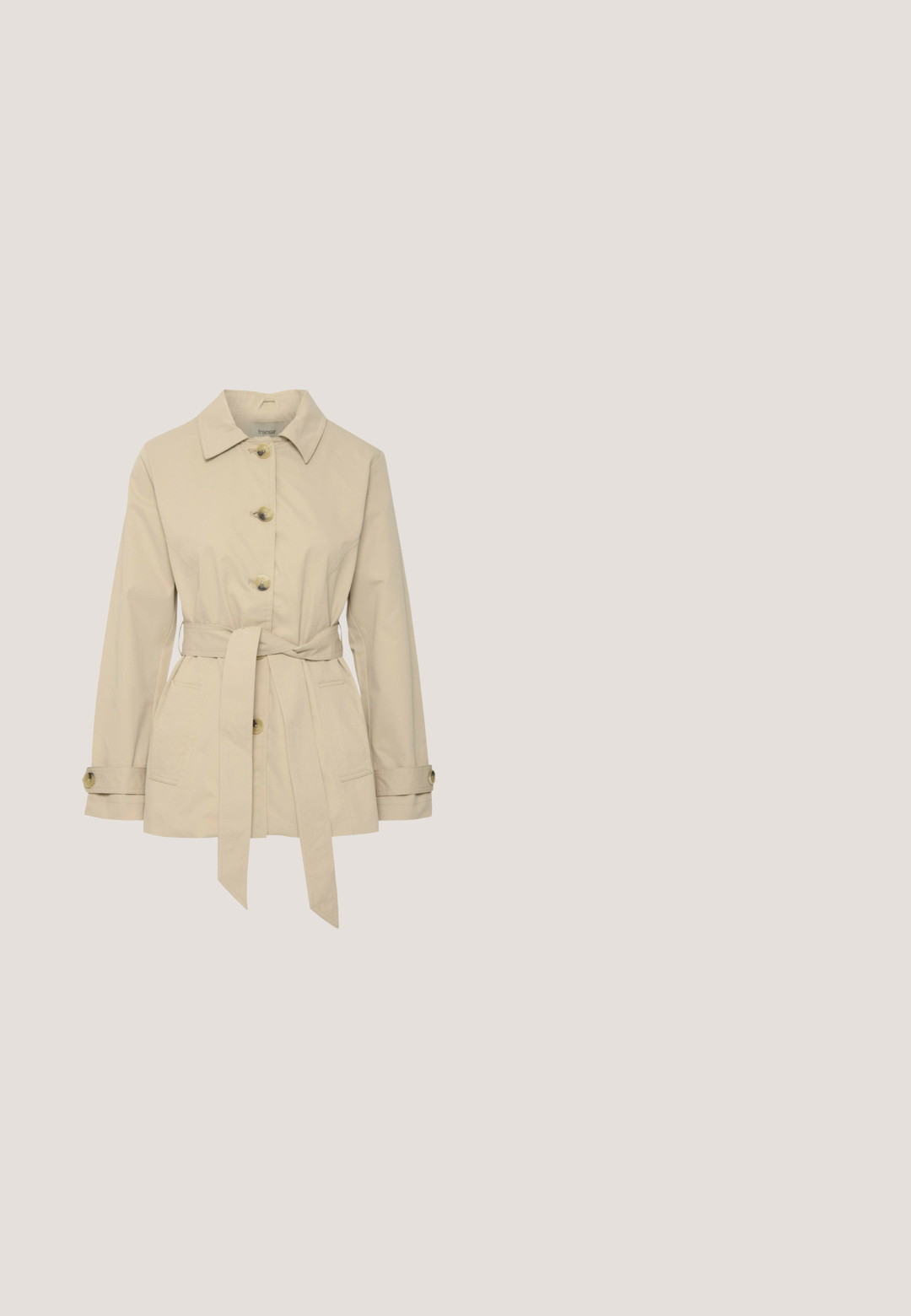 Beige trenchcoat met een kraag, knopen aan de voorkant, een tailleceintuur en twee zijzakken. Heeft lange mouwen met verstelbare knoopmanschetten.; Overhemd met brede verticale beige en witte strepen en halflange mouwen met knooplinten.; Beige op maat gemaakte broek van lichtgewicht stof, met een gevlochten riem, een vlakke voorkant, plooien en een slim-fit ontwerp.; Beige suède instapper met een ronde neus, gestikte details en een rubberen zool met kleine nopjes voor grip. Zijaanzicht.; Beige rechthoekige draagtas met lange bruine leren hengsels en afwerking, uitgevoerd met een klein centraal gespsdetail aan de voorkant.; Gouden knoopstuds met een gepolijste afwerking, met een sculpturale, in elkaar verweven ontwerp en een postback voor een veilige sluiting.