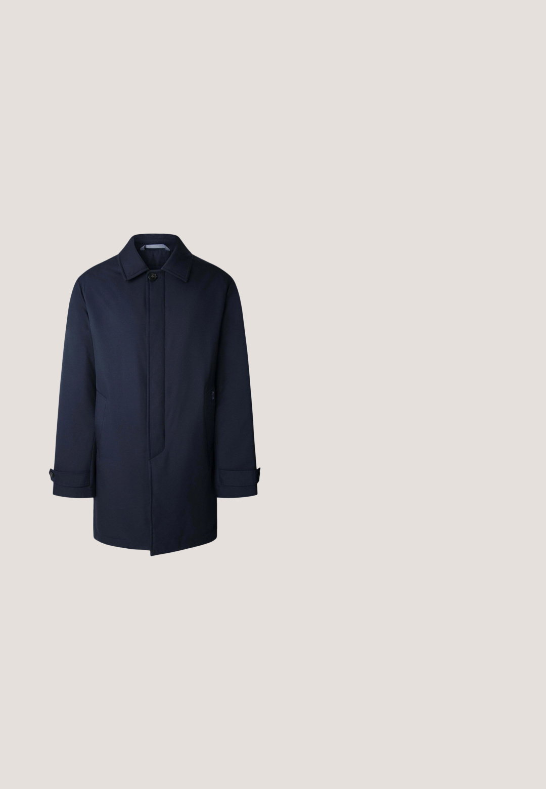 Manteau bleu marine, imperméable, à coupe droite, avec fermeture à boutons, poches latérales et manches retroussées. Texture de tissu lisse et design minimaliste.; Pull bleu marine à manches longues avec un col rond côtelé et des poignets, présenté sur fond blanc uni.; Chemise bleue marine avec de petits motifs géométriques blancs, col bouton, manches longues et ourlet arrondi. Fabriquée en tissu respirant.; Jean slim en denim bleu foncé avec fermeture à boutons et poches avant, étiquette Tom Tailor taille 31/32.; Bottine Chelsea en daim bleu marine avec panneaux latéraux élastiques, doublure beige, languette à l’arrière et semelle crêpe marron clair.; Petit sac bandoulière en cuir bleu marine avec poche zippée à l'avant, poche à rabat, et logo argenté de la marque Piquadro sur une surface lisse texturée.