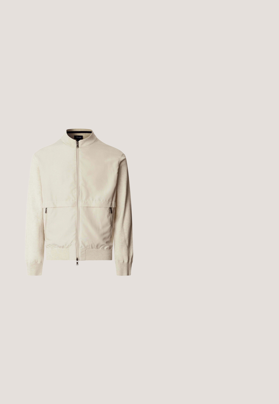 Beige jas met rits, met geribbelde kraag, manchetten en zoom, voorzien van twee voorzakken met rits en een glad stoffen paneel op de borst.; Lichtgrijze gebreide trui met een rits bij de opstaande kraag, geribbelde manchetten en zoom. Soepele textuur, lange mouwen en een getailleerd ontwerp.; Beige langlijf shirt met een henley halslijn, knoopsluiting, borstzak aan de linkerzijde, zachte textuur en afgeronde onderkant.; Lichtgrijze knielange shorts met voorste knoop, riemlussen en zijzakken op een witte achtergrond.; Zwarte leren Chelsea boots met textuurafwerking, elastische zijpanelen en lusflappen. Stevige zool en slank, puntig ontwerp.; Bruine crossbodytas met verstelbare donkerbruine stoffen riem en leren accenten, met ritssluiting en ALDO-logo aan de voorzijde.
