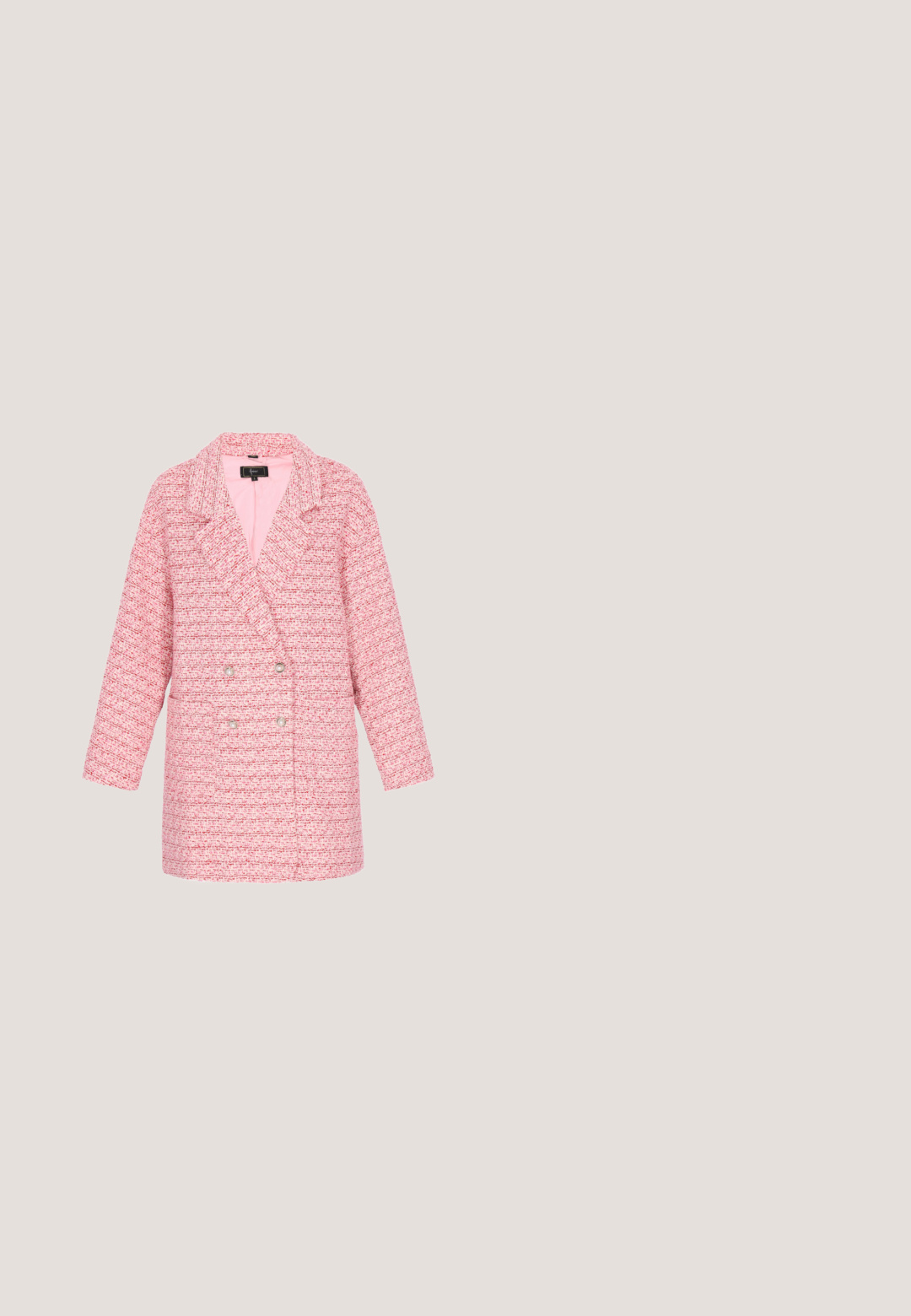 Doppelreihiger Mantel aus pink-rotem Tweed mit strukturierter Stofftextur, übergroßen Revers und zwei Vorderaschen. Verziert mit silberfarbigen Knöpfen.; Blumendruckkleid mit geschichteten Rüschen, Spaghettiträgern und einem hohen-tiefen Saum. Hergestellt aus leichtem, fließendem Stoff in sanftem Creme und pastellfarbenen Tönen.; Rosa Wildleder Blockabsatzschuh mit Knöchelriemen und goldener Schnalle, vorne geraffte Details und geschlossener Spitze.; CHLOÉ Sonnenbrille - havana/pink/red; Gepolsterte rosa Stofftasche mit goldenem Reißverschluss und bestickten Bienen, die über die Oberfläche verstreut sind, zum Aufbewahren kleiner Gegenstände.; Armband aus Roségold mit einem Ketten-Design, verziert mit einem pinken Teddybär-Anhänger und einem pinken Herz-Anhänger, beide mit funkelnden Details.