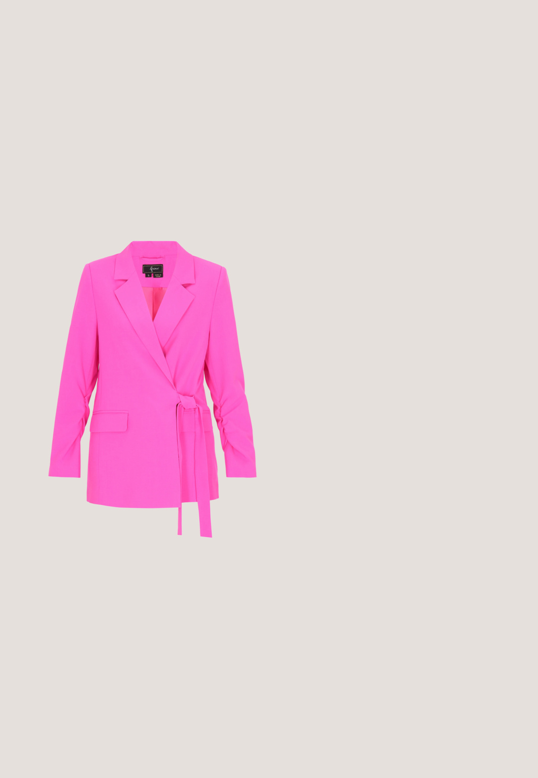 Leuchtend pinker Damenblazer mit langen Ärmeln, notched Revers, Pattentaschen und seitlichem Selbstbindegürtel als Verschluss.; Pinkes kurzärmliges, kurz geschnittenes Blusenoberteil mit Puffärmeln und großer vorderer Knotenbindung auf weißem Hintergrund.; Hellblauer Jeansrock mit taillierter Passform, ausgestattet mit zwei vorderen Reißverschlusstaschen, mittigen Nahtdetails und einer Länge bis zur Mitte der Wade.; Leuchtend pinkfarbene lackierte High-Heels mit spitzer Zehenform und schlanker Silhouette, ausgestattet mit einem dünnen Stiletto-Absatz und schwarzem Innenleben.; Leuchtend pinke Love Moschino Handtasche mit abgerundeten Griffen und abnehmbarem Schulterriemen in Beige-Pink-Streifen auf neutralem Hintergrund.; Gewebtes Stoffhaarband mit einem mehrfarbigen Muster, einer strukturierten Oberfläche und einer dekorativen kreisförmigen Verzierung mit Perlen.