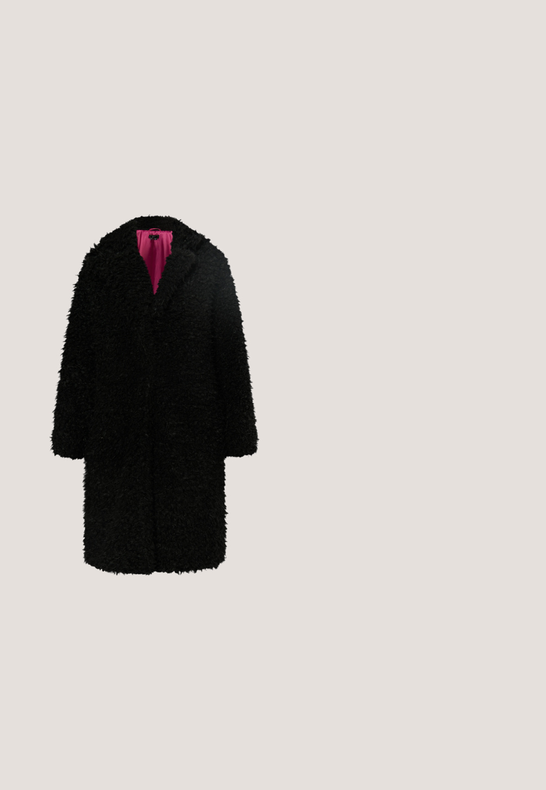 faina Klassischer Mantel - schwarz; Schwarzes langärmliges Kleid mit schulterfreiem Dekolleté, glatter Textur und fließender Silhouette. Verfügt über transparente Details am Saum.; Schwarze Überknie-Stiefel aus weichem Wildleder, mit runder Zehenform, klobigem Absatz und verstellbarem Schnürsenkel am Oberteil für eine optimale Passform.; Schwarze ovale Sonnenbrille mit dünnem Metallrahmen und dunkel getönten Gläsern, vor weißem Hintergrund dargestellt.; Schwarze trapezförmige Handtasche mit rundem Griff, bedeckt mit silbernen Nieten und einer vorderen Klappe mit schwarzem Knopfverschluss.; Silberne Halskette mit großen Gliedern und kleinen, hängenden weißen Perlen, ausgestattet mit einem verstellbaren Verschluss und einer Verlängerungskette.
