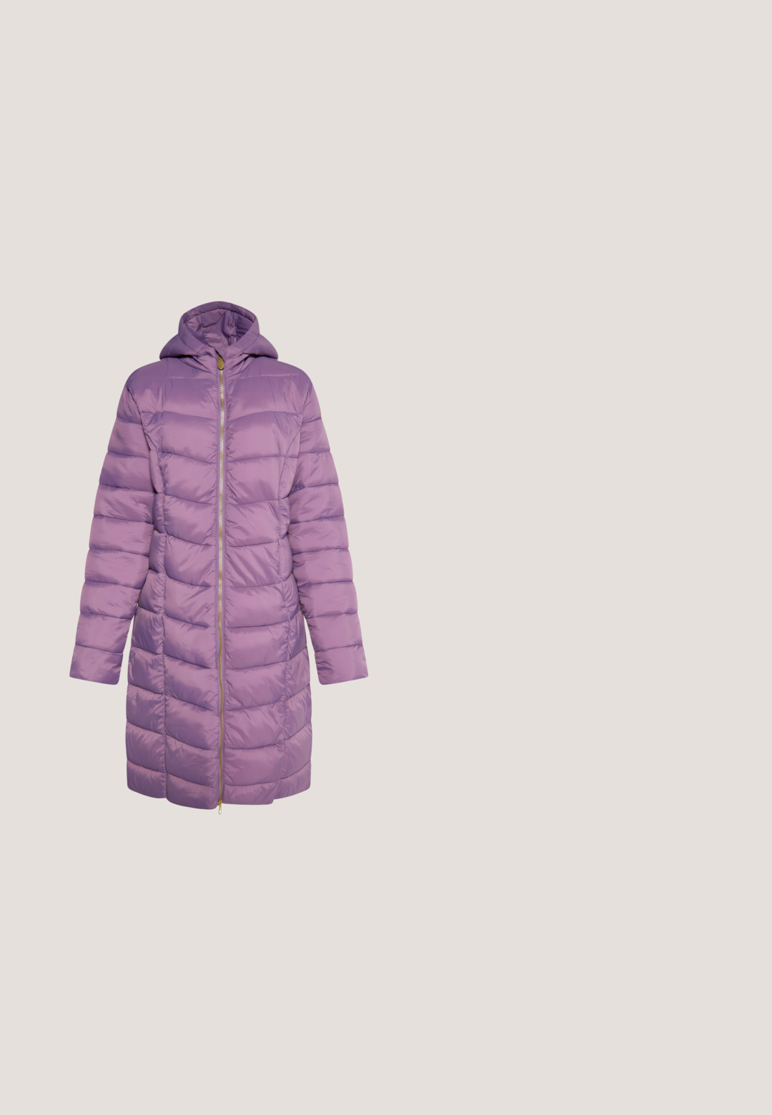 Lang puffy frakke i lyserød lilla med hætte, lodret syning, og en guld lynlås fortil. Glat ydertekstur.; Lys grå striktrøje med rund halsudskæring, dropped skuldre og snørebånd detaljer langs ærmerne. Ribbet kant og tekstureret stof.; Lilla stretchbukser med slim fit, der har en glat tekstur, bæltestropper og diskrete frontlommer. Ingen synlig branding eller mønstre.; Lilla og lavendel sneaker med gule snørebånd og hæfglap, hvid sål, og mærkenavnet "NEVENY" på siden.; Lilla faux læder crossover taske med guldfarvet hardware, forlommer og knyttet stropdetalje. Glat tekstur og rektangulær form.; Guldfarvet ring med en række af seks runde, lilla ædelstene, en glat ring og delikate metalliske detaljer.