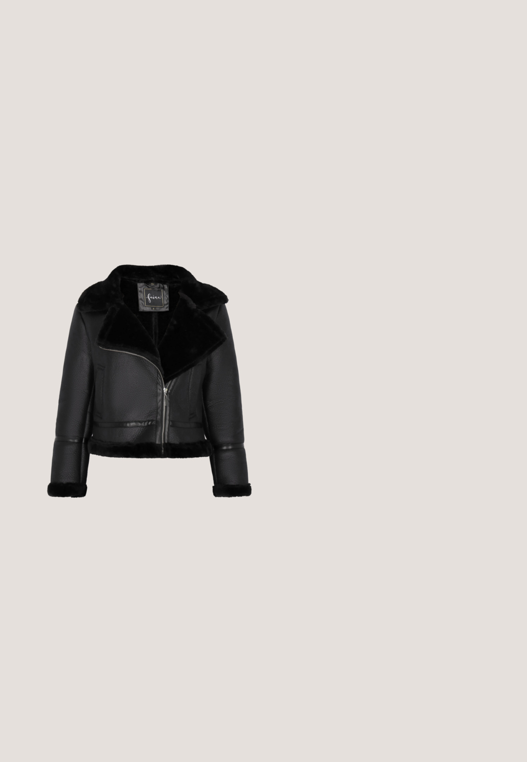 Schwarze, kurze Lederjacke mit einem breiten Fellkragen und Bündchen, ausgestattet mit einem Reißverschluss und horizontalen Nähten am Körper. Weiche Textur.; Schwarzes Baumwoll-T-Shirt mit kurzen Ärmeln, featuring ein rotes dreieckiges Grafiklogo mit "GUESS® U.S.A." und einem Fragezeichen-Design.; Schwarze Denim-Jeans mit schmaler Passform, hoher Taille, Fünf-Taschen-Design und Gürtelschlaufen. Die Textur ist glatt mit minimalen Nähdetails.; Schwarzer knielanger Regenstiefel mit niedrigem Absatz und goldener RLL-Logo-Schnalle nahe dem oberen Rand auf einem schlichten hellen Hintergrund.; Schwarze Guess-Handtasche aus Leder mit Schulterriemen, vorne mit dreieckigem Logo, passendem kleinen Reißverschlussetui und angebrachtem Schlüsselanhänger.; Zarte Goldkette mit einem zentralen, barrel-förmigen Anhänger, besetzt mit kleinen funkelnden Steinen, und passenden kleineren Akzenten.
