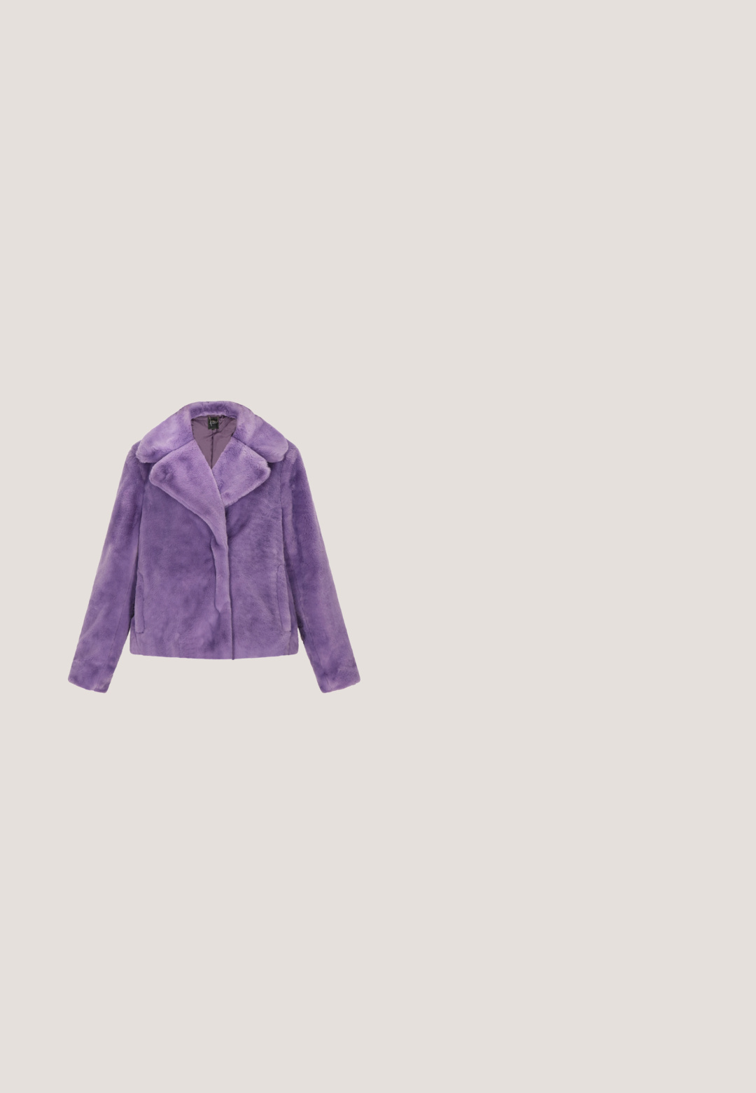 Chaqueta de piel sintética morada con un amplio cuello, mangas largas y bolsillos laterales; textura suave y diseño de cierre frontal.; Vestido con patrón de remolinos en púrpura y verde, con escote drapeado y tirantes halter, hecho de una tela ligera, que presenta un diseño largo y fluido.; Zapato de tacón alto tipo slingback de satén lavanda con punta afilada y logotipo decorativo plateado en el frente.; Gafas de sol de plástico morado con lentes verdes rectangulares. La montura presenta un acabado brillante y una marca dorada "Vogue" en los laterales.; Alma en Pena Clutch - Lilac; Pulsera de cuentas moradas con piedras de amatista facetadas, acentos en tono dorado y un cierre tipo langosta con cadena ajustable.