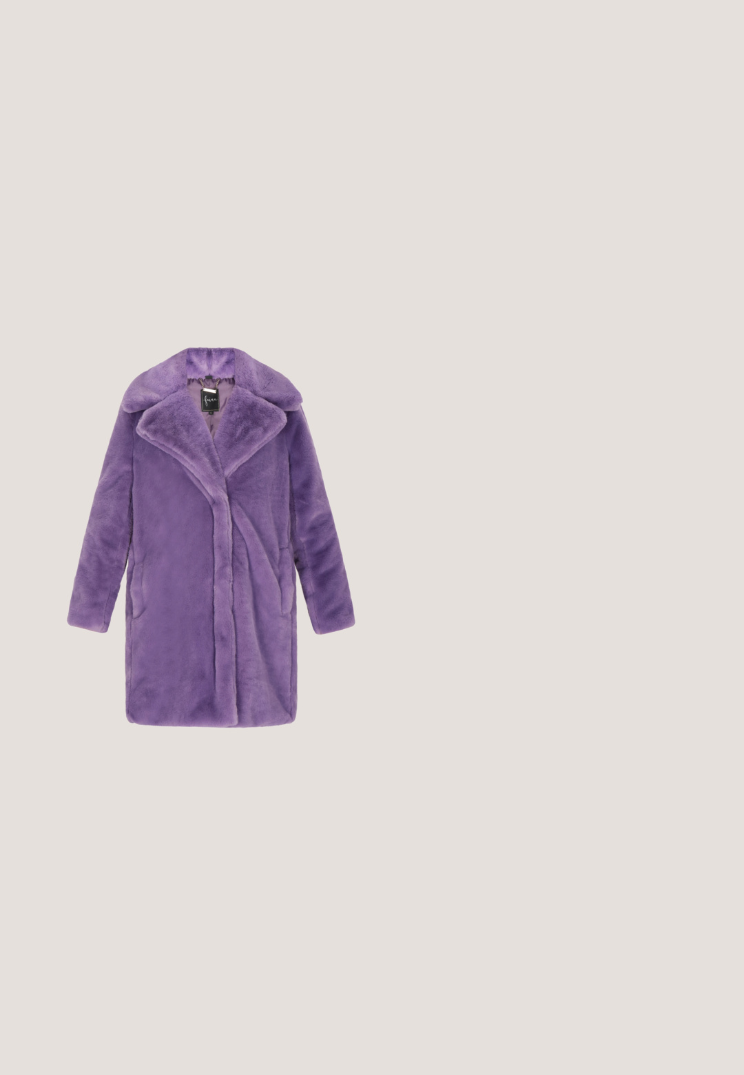 Manteau en fausse fourrure violet avec un large col cranté, des poches avant et une texture douce et pelucheuse. Présente une coupe droite et des manches longues.; Robe à manches longues et style cache-cœur en satin lilas clair. Présente un ourlet froncé et une taille, avec un décolleté en V profond et une taille élastique froncée.; Chaussure slingback en daim violet avec un talon bloc, ornée d'un nœud et de décorations sur le bout. Bride ajustable pour un maintien sûr.; Lunettes de soleil en forme de chat avec des verres foncés, des branches transparentes en lavande et une rangée de strass violets le long du bord supérieur et de la branche.; Sac à bandoulière en cuir lilas avec dessus incurvé, sangle unique, fermoir ornemental doré et petit nom de marque embossé sous le fermoir.; DIAMANT L'ÉTERNEL Collier - gold coloured
