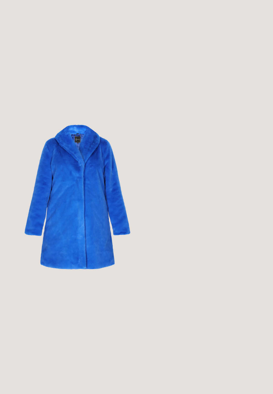 Blauwe faux fur jas met een geknipte kraag, lange mouwen en een rechte snit. Zachte textuur, geen zichtbare sluitingen of versieringen.; Marineblauwe maxi-jurk met dunne kruislings straps, met een zijruffle-detail en een hoge splijt voor beweging, gemaakt van een gladde stof.; Anna Field by Zalando Klassieke pumps - dark blue; Marine cat-eye zonnebril met gradient lenzen. Heeft een decoratieve blauwe en witte patroon op de poot en een gouden logo aan de zijkant.; Kleine glanzende blauwe clutchtas bedekt met pailletten met een rechthoekig label dat "WITTCHEN" leest aan de voorkant in het midden.; Ketting met meerdere strengen van kleine en grote donkerblauwe kralen, voorzien van verschillende blauwe boze oog bedels en een zilveren sluiting met verlengketting.