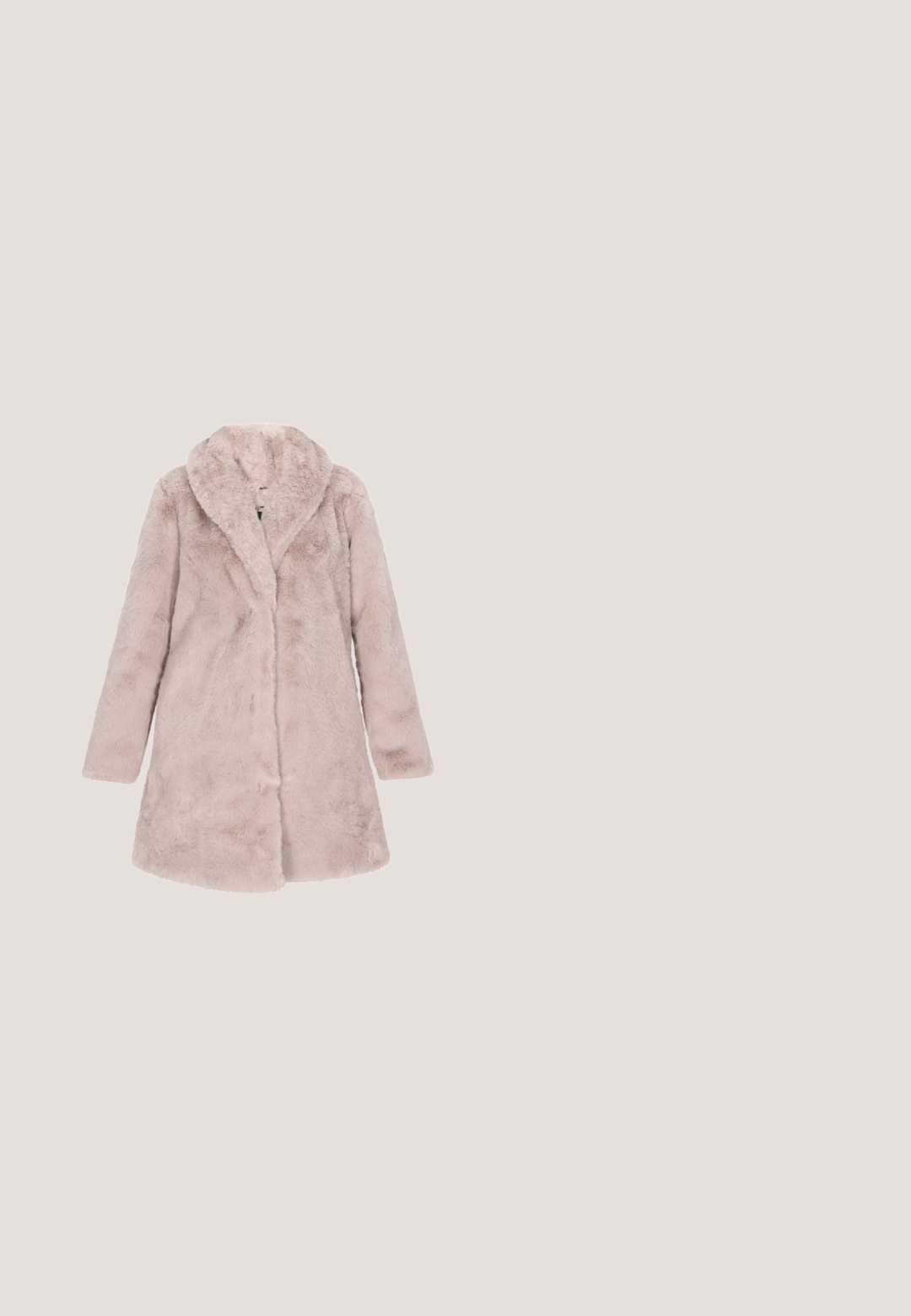 Nepbonten coat in zacht beige, met een brede kraag, lange mouwen en een middellange snit, met een pluche textuur en zonder zichtbare sluitingen.; Glinsterende jurk in lichtbeige met lange mouwen en een ronde halslijn, met een textuurpatroon van glanzende, reflecterende pailletten overal.; Beige pump met hoge hak en slangenhuidtextuur, rustend op een glanzend, getuft zilveren leren oppervlak.; Zonnebril met metalen montuur, ronde glazen met bruin verloop en pootjes met schildpadmotief op een witte achtergrond.; Metalen goudkleurige clutch van gaas met verzamelde bovenkant en kettingband. Heeft een rasterpatroon van kleine glanzende elementen en een gestructureerde vorm.; Een paar druppelvormige gouden oorbellen, elk met een grote heldere centrale steen omringd door twee rijen kleinere fonkelende stenen.