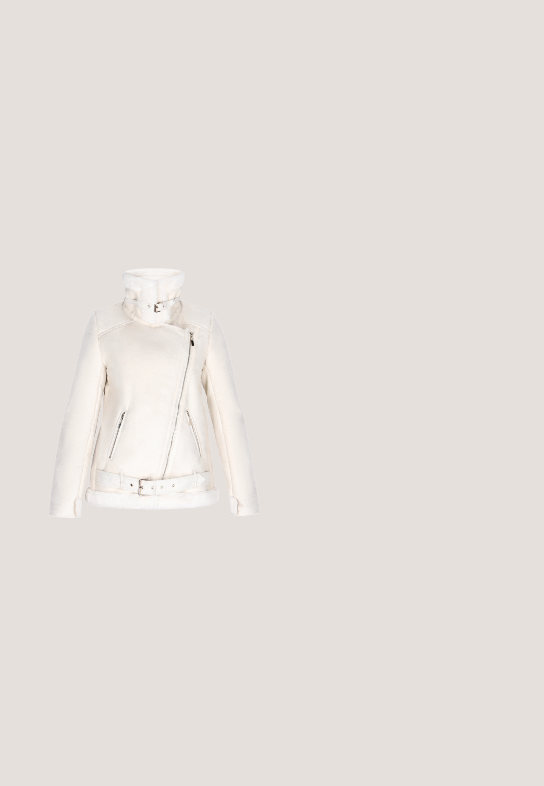 Veste en fausse fourrure blanche avec un col haut, une fermeture éclair asymétrique, deux poches avant et une taille ceinturée. Texture douce avec une finition lisse.; Pull noir en maille avec un col montant, des épaules tombantes et des poignets côtelés. Texture douce et coupe courte. Pas de motifs ni d'accessoires visibles.; Pantalons larges noirs avec une taille élastique, fabriqués en tissu lisse et fluide, présentés sur un fond blanc.; Bottine en cuir noir à talon bloc, logo DKNY près du haut, exposée devant un mur en blocs de verre et un sol en béton poli.; Sac à bandoulière en cuir noir avec forme courbe, double curseur de fermeture éclair et sangle réglable.; Boucles d'oreilles en argent avec un pendentif circulaire texturé, présentant une finition lisse et un petit accent en boule au niveau de la connexion.