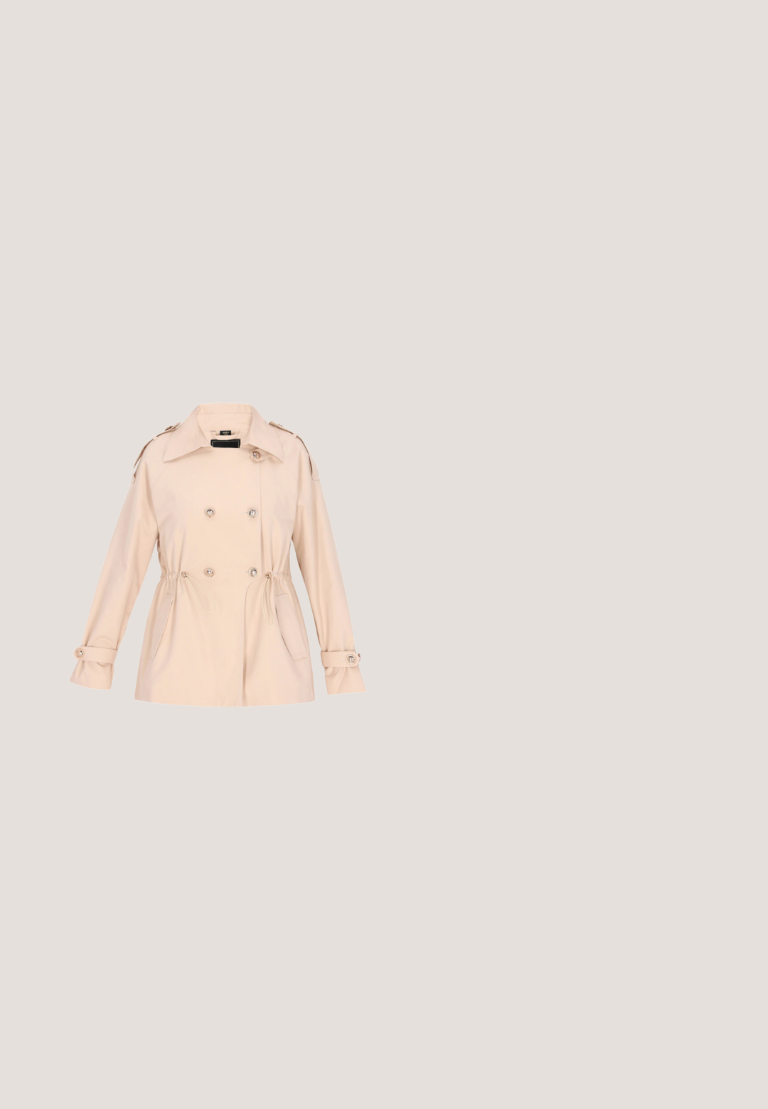 Beige trenchcoat med dobbeltbrystet design, knapdetaljer, snoretræk i taljen og sidelommer. Glat materiale og lange ærmer.; Lagdelt kjole i lys creme med små beige blomster mønstre. Har lange ærmer og en smocket talje for en tætsiddende form.; Hvid laklæder slingback-pumpe med firkantet hæl, der har en guldfarvet accentspænde foran og en sort sål.; Brune nuancerede solbriller med en gennemsigtig stel, firkantet form og let katteøje-design. Coach-logo på armen til branding.; Quilted cremegulvtaske med en guld fugleformet lukning, kædetræk og tekstureret chevron-design. Har en flaplukning og kompakt form.; Guld kædehalskæde med en blomst charm dekoreret med små krystaller og en dekorativ tag ved låsen.