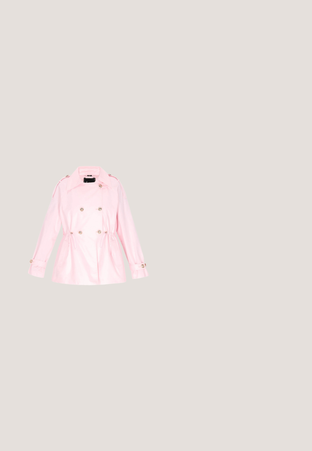 Lichtroze trenchcoat met een dubbelzijdig ontwerp, gouden knopen, elastische tailleband en twee voorzakken; gemaakt van soepele stof.; Lange roze jurk gemaakt van doorschijnende stof, met een doorschijnende lijfje met bloemenborduursels, ballonmouwen en een vloeiende rok.; Roze platform hoge hak schoen met dikke blokhak, enkelriempjes gestrikt in een strik en profielzool.; Roze ombre zonnebril met een transparant montuur, versierd met heldere en roze strasssteentjes langs de bovenrand en metalen accenten op de pootjes.; Glanzende roze spiraalvormige clutch met metallic afwerking en gouden gesp bovenop tegen een witte achtergrond.; Roze bloemvormige oorbellen van plastic, met gelaagde bloemblaadjes in graduele tinten, geaccentueerd met strass-steentjes en een centrale edelsteen.