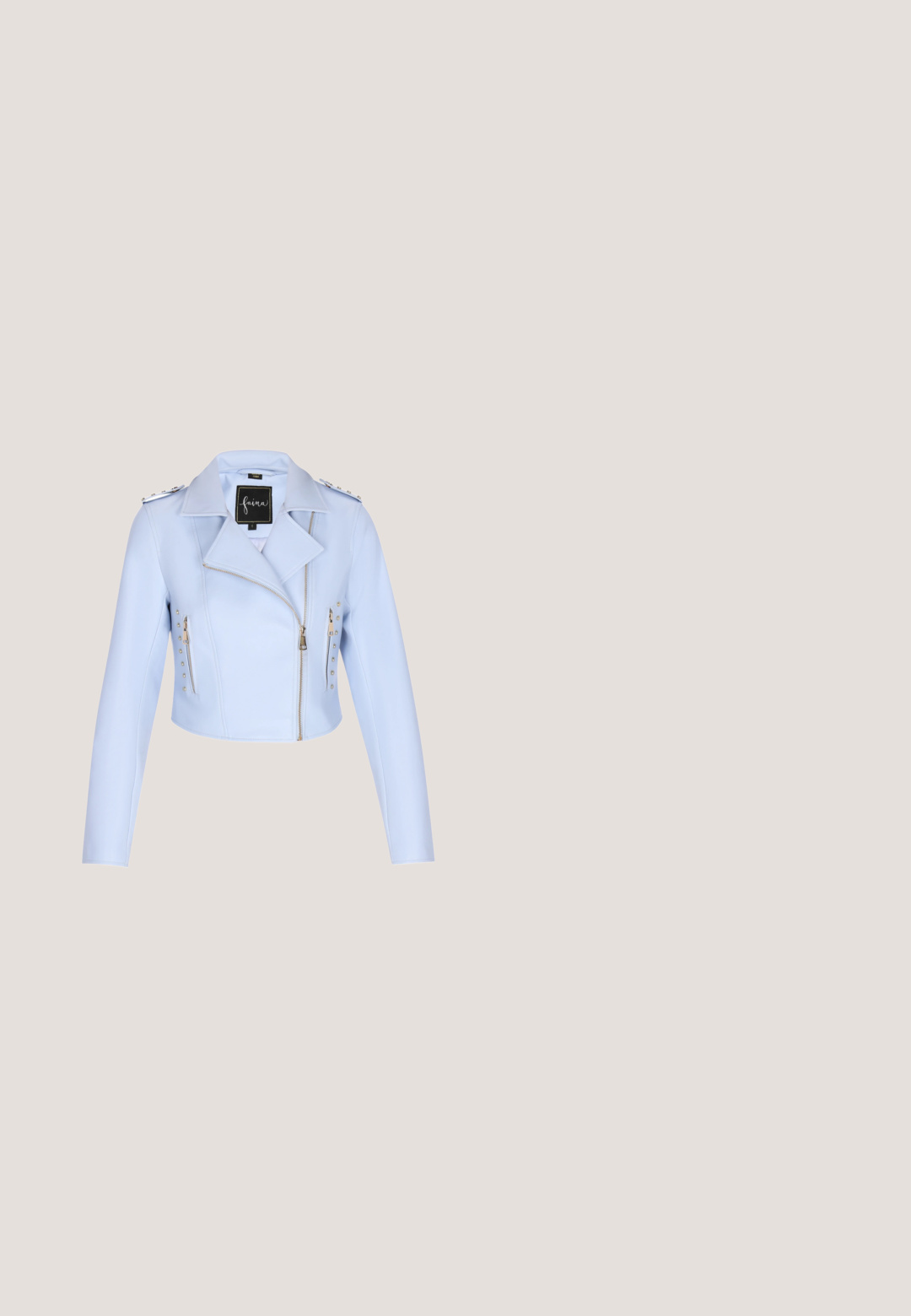Veste en cuir bleu coupée avec fermeture éclair argentée et clous, dotée d'un col et de manches longues. Texture lisse et design ajusté.; Robe sans manches bleu clair avec un décolleté en V, un corsage froncé et une jupe à volants. Fabriquée en tissu texturé avec des bretelles ajustables.; Bottes de cowboy blanches avec une tige haute, un bout pointu et des détails de couture texturés. Elles disposent d'un talon en bois empilé pour plus de stabilité.; Lunettes de soleil à monture transparente avec des verres bleus arrondis et des branches fines reposant sur une surface blanche.; Sac à main en cuir bleu en forme de croissant. Présente des appliqués floraux et des accents métalliques. Bandoulière réglable et fermeture éclair. Logo de la marque affiché.; Bracelet en forme de cœur doré orné de cristaux et équipé d'un fermoir mousqueton. Il présente plusieurs formes de cœur ainsi qu'une étiquette de marque sur la chaîne.