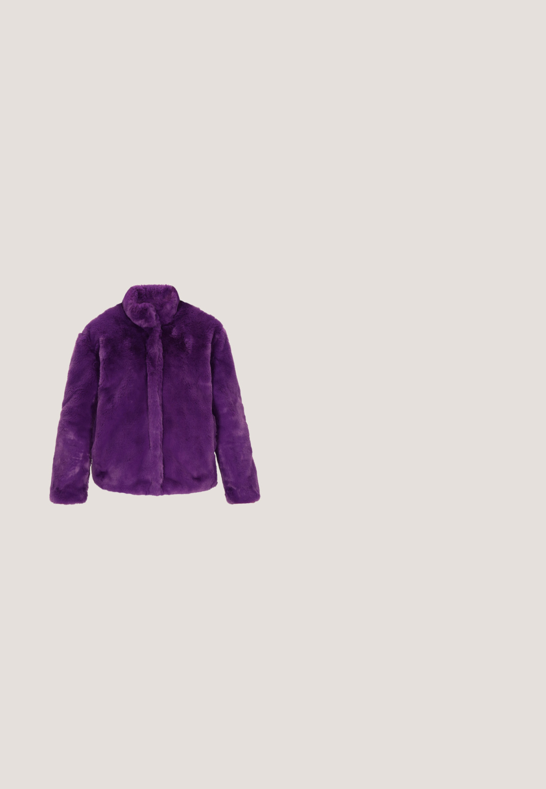 Lilla fake fur jakke med lange ærmer og høj krave, præsenteret på en hvid baggrund.; Mørkeblå lilla kortærmet top med skinnende stof, rund halsudskæring og sammensnørede puffærmer med ribbede manchetter.; Blondebukser i mørkerød med blomsterprint, udstyret med elastisk talje og bølget kant for en sart afslutning. Let og transparent materiale.; Cremefarvede lædersneakers med tre mørke striber, en brun gummisål og en afrundet tå. Har en foldbar tunge mærket "SAMBA."; Bordeaux læder skuldertaske med en buet form, lynlås lukning og en aftagelig rem. Har en glat overflade og guldfarvede hardware detaljer.; Øreringe i guldfarvet tone med et organisk, bølget design udsmykket med flere polerede ædelsten i forskellige farver, inklusive perler.