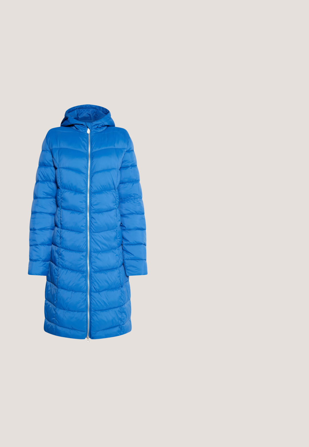 Blauwe pufferjas met een kap, voorzien van een horizontaal gestikte ontwerp, voorkant met rits en lange mouwen, gemaakt van glanzende stof.; Blauwe trui met korte mouwen en een ronde halslijn, met witte afwerking bij de kraag en mouwen, een gladde textuur en een ontspannen pasvorm.; Blauwe joggers gemaakt van een zachte stof, met een elastische tailleband met een trekkoord, twee voorzakken en een taps toelopend ontwerp.; Lichtblauwe sneakers met een gestructureerde stof en suede accenten, verhoogde witte zool en metallic zilveren details op de hak.; LIU JO WITH LOGO - Schoudertas - blue; Hartvormige oorbellen met een turquoise doorschijnend materiaal, een heldere, gefacetteerde centersteen en een zilverkleurige bezelaccent.