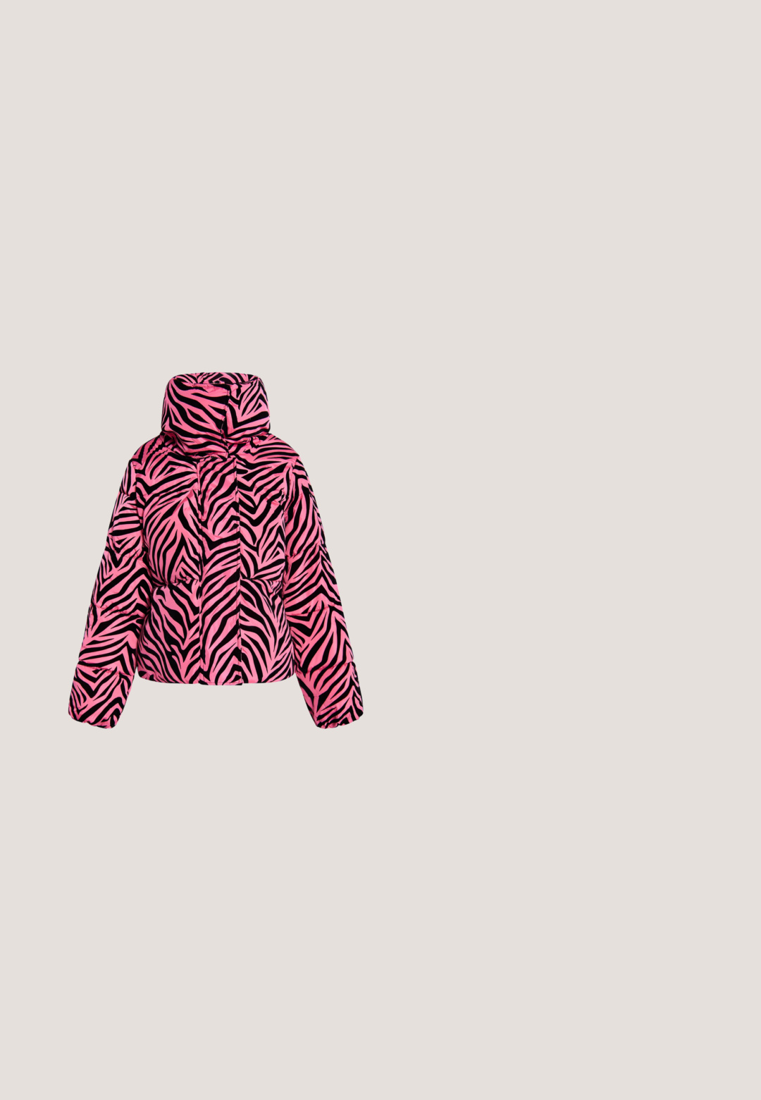 Lyserød pufferjakke med sorte zebra-striber, der har en høj krave, quiltet design, oversized pasform og en glat, shiny tekstur.; Fuchsia kjole lavet af glat stof, med korte ærmer, rund halsudskæring og draperede detaljer over livet.; Sort damesandal i læder med tynde remme, en tå-loop, ankelspænde og en mellemhøj stiletthæl på en neutral baggrund.; Ralph Lauren Solbriller - black; Rød lædertaske med tekstureret finish, guldfarvet hardware, øverste håndtag og aftagelig skulderrem. Har en lukkemekanisme med spænde.; Guld kæde armbånd med flerfarvede små ædelsten arrangeret i en gradient med en hummerlås og justerbar forlængelse.