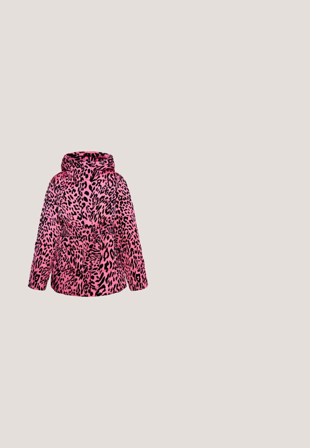 Vaaleanpunainen puffatakki, jossa on musta leopardikuvio, hupullinen, vyötetty vyötärö ja etutaskut. Rakenne on teksturoitua, tikattua kangasta.; Musta pitsinen bodysuit, jossa on pitkät hihat, korkea kaulus ja koko pinnan peittävä kukkakuosi. Miellyttävän tiukka muotoilu, jossa on läpikuultava rakenne.; Mustat patentoitu nahkakengät, joissa on korkea korko ja terävä kärki, luovat sulavan siluetin. Kengissä on sileä, kiiltävä pinta ja hoikka stiletto-korko.; Mustat suorakaiteen muotoiset aurinkolasit, joissa on tummat linssit ja ohuet sankat, McQueen-logo sangan päällä, lepäävät valkoisella pinnalla.; Musta satiinipintainen clutch-laukku, jossa teksturoitu metallinen rusetti. Mukana ketjuhihna monipuolista kantamista varten.; Pari epäsäännöllisen abstraktin muotoista kiillotettua kultaisia nappikorvakoruja valkoisella taustalla.