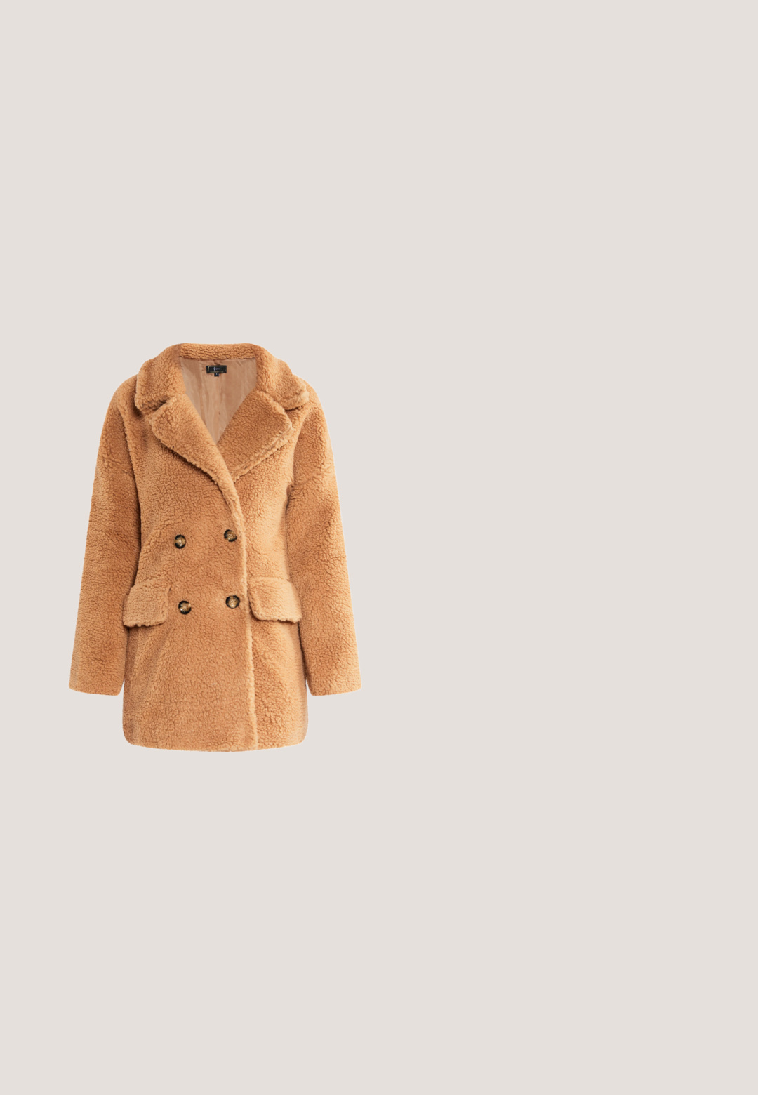 Tan faux fur frakke med dobbeltbrystet design, store revers og fire dekorative knapper. Har to forlommer. Blød tekstur.; Strikket sweater i varm rustfarve. Har en ribbet rund halsudskæring, kabelstrikdetaljer på ærmerne og en tekstureret krop.; Bukser med høj talje og lige ben med skinnende brun og sort slangeskindsmønster samt frontknaplukning.; Snoningsstøvle til anklen med spidse tæer, der har en glansfuld overflade, neutrale beige- og brune farver, lav sort hæl og tekstureret mønster.; Metallic guld skuldertaske med en knyttet hank, dækket af små firkantede rhinsten. Har en lynlåslukning og en struktureret overflade.; Guldkæde med ovale og runde klare ædelsten sat i dekorative led, anlagt i en løs zigzag på hvid baggrund.