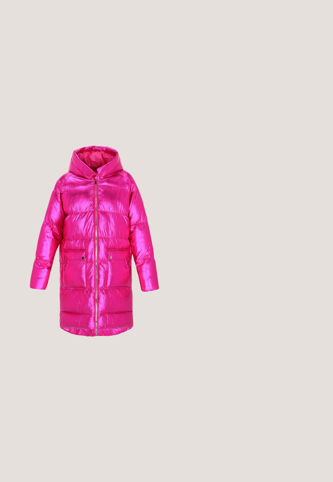 Abrigo acolchado largo, metálico y brillante en color rosa, con capucha, cremallera frontal y dos bolsillos frontales con botones a presión, expuesto sobre fondo blanco.; Vestido ajustado de manga larga en un vibrante color rosa. Presenta textura fruncida, escote redondo y detalles laterales con un pequeño acento metálico.; LAMODA FORGET ME PLATFORM - Zapatos altos - fuchsia; Swarovski Gafas de sol - pink; Bolso pequeño con forma de media luna cubierto de pedrería rosa, con un asa corta a juego y cierre de cremallera en la parte superior.; Pendientes con cristales rosas incrustados, con formas intrincadas y detalles metálicos. Diseño ligero con un patrón de filigrana y cierre de poste.