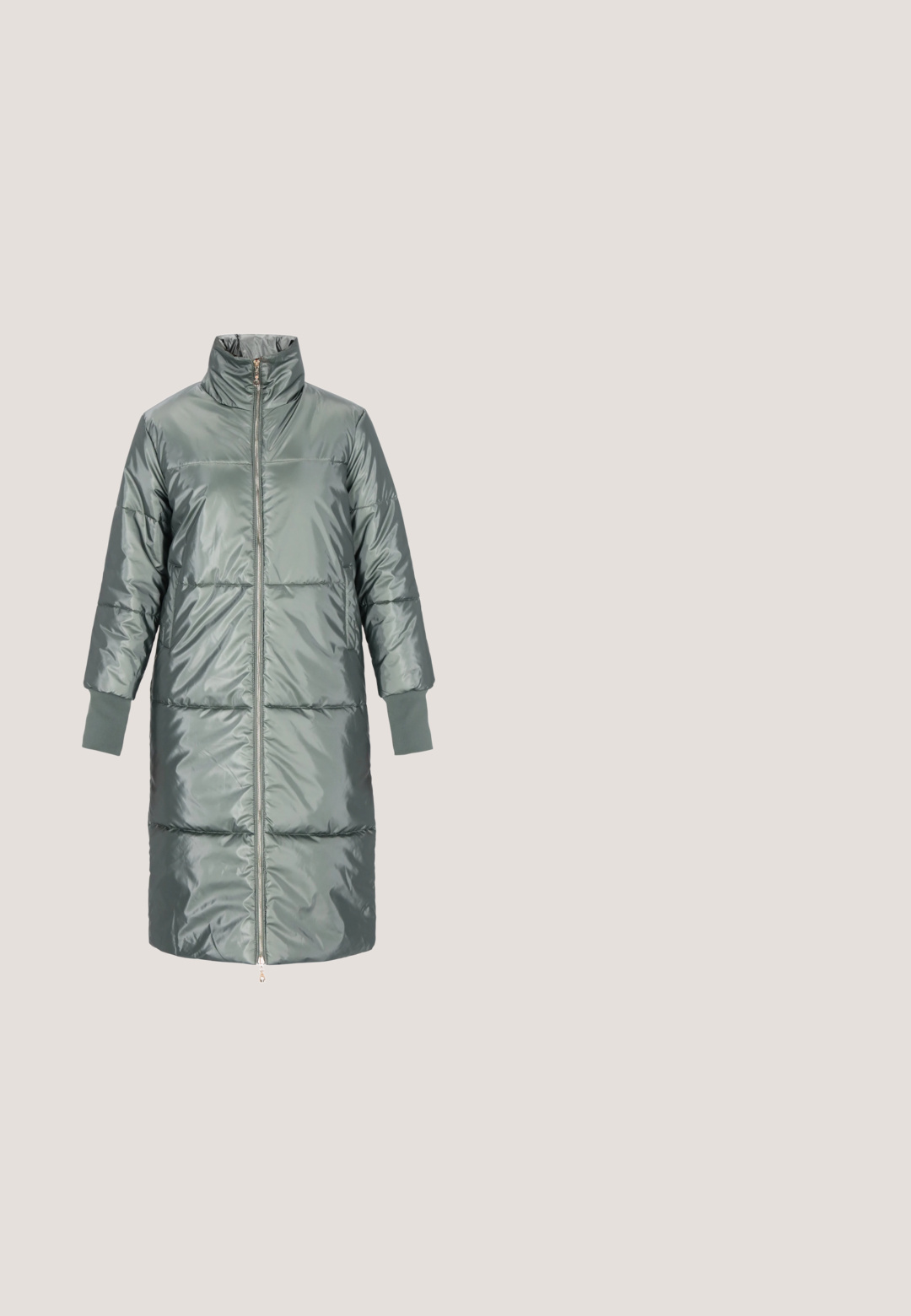 Flauschige grüne Parka-Jacke mit hohem Kragen, durchgehendem Reißverschluss und elastischen Bündchen. Elegante, glänzende Textur mit genähten Bereichen zur Isolierung.; Dunkelgraues, kurzes Langarmoberteil aus leichtem Stoff, das auffällige Nahtdetails und fließende Fäden entlang der Vorderseite aufweist.; Türkisfarbene Schlaghose aus weichem Samtstoff mit hohem Bund und glatter Textur, die sich zum Saum hin verjüngt und leichte Öffnungen aufweist.; Silberfarbener Metallic-Schuh mit niedrigem Blockabsatz, spitzer Toe und Knöchelriemen mit Schnalle auf weißem Hintergrund.; Schwarze Perlenhandtasche mit einem geknoteten Griff, rechteckiger Form und einer strukturierten Oberfläche, die mit kleinen, glänzenden Perlen verziert ist.; DIAMANT L'ÉTERNEL Ohrringe - white gold coloured