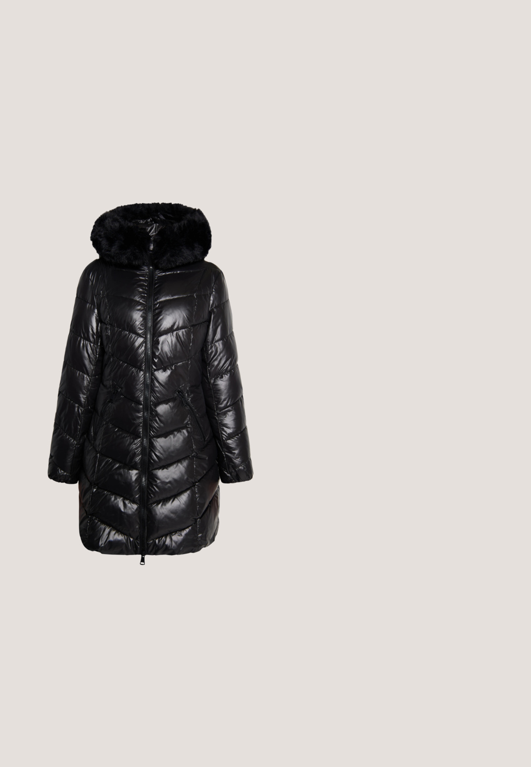 Manteau matelassé noir avec capuche en fausse fourrure, présentant une fermeture éclair, un design en chevrons et des poches latérales. Fini lisse et brillant.; Body à manches longues en maille rouge transparente avec des motifs de rayures de tigre noirs, présentant un col haut et une fermeture éclair dans le dos.; Jean skinny noir à taille mi-haute, au toucher lisse et agrémenté de petits clous brillants sur la zone de la poche avant.; Baskets en mesh noir au design élégant, présentant une fermeture éclair dorée, une semelle compensée blanche et un accent marron à motif sur le talon.; Pochette en cuir noir avec une surface texturée, équipée d'une bandoulière amovible et de ferrures ton or ; le devant affiche le logo "Coccinelle".; Boucles d'oreilles en forme de cœur en or avec une surface lisse, ornées de petites pierres claires le long d'un bord, avec le logo "GUESS" gravé.