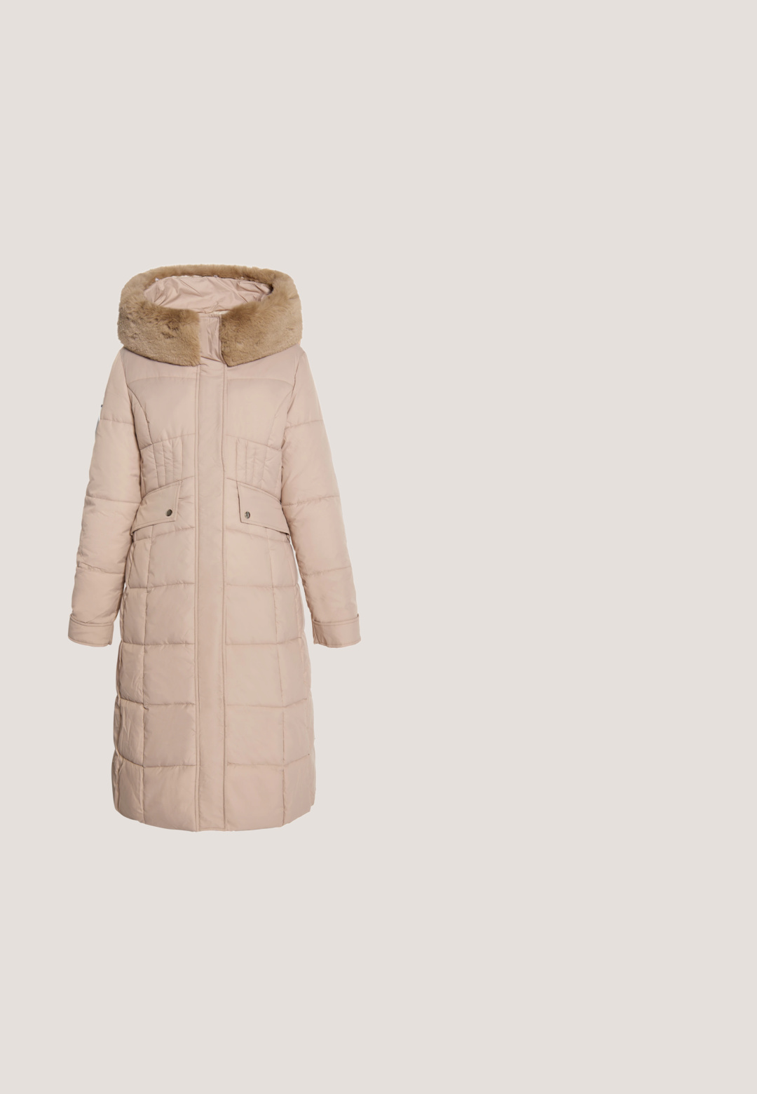 Beige Steppjacke mit einem mit Fell gefütterten Kapuzen, gesteppten Einsätzen, langen Ärmeln und vorderen Taschen mit Druckknopfverschlüssen. Glatte Textur und mittellanges Design.; Beiger, kurzärmeliger Pullover mit V-Ausschnitt, aus weichem Strickmaterial, mit Kragen und lässiger Passform.; Braune, weit geschnittene, gekürzte Hose mit hohem Bund und dezenten vorderen Falten, präsentiert auf weißem einfarbigem Hintergrund.; Braunes Leder-Ankle-Boot mit runder Zehenform, goldener Schnallen-Detail am Riemen und einem niedrigen, strukturierten schwarzen Absatz. Einfaches und elegantes Design.; Hobo-Tasche aus cremefarbenem Leder mit geschwungener Form, goldenen Hardware-Elementen und einem kontrastierenden dunklen Rand. Schulterriemen für das Tragen über der Schulter.; Paar glänzende goldene Creolen mit dünnen Drahtverschluss auf schlichtem weißem Hintergrund.