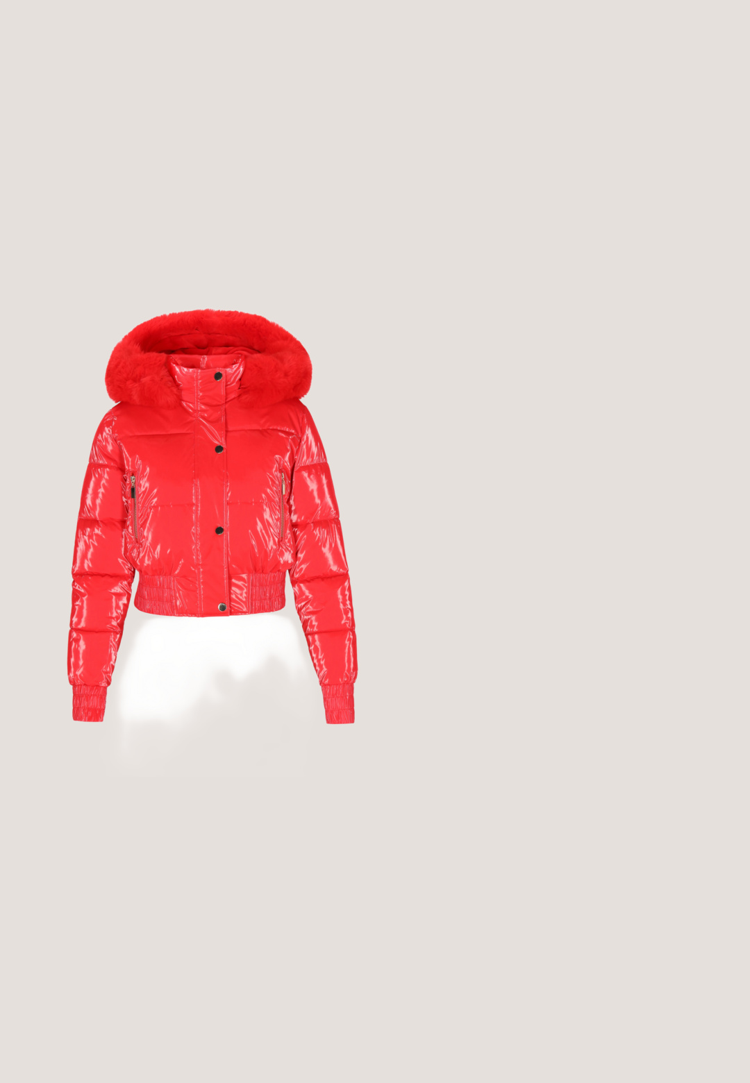 Veste matelassée rouge à fini brillant, coupe courte, capuche amovible doublée de fourrure, poche latérale zippée, poignets et ourlet côtelés.; Robe longue noire à manches longues transparentes avec un design d'écharpe imprimée rayée rouge et blanche autour du col, étiquetée Moschino Jeans.; Bottes noires en cuir montantes jusqu'aux genoux, avec une texture lisse, un bout arrondi, une semelle épaisse et une fermeture éclair. Présente un logo argent sur le côté.; Lunettes de soleil hexagonales à monture en métal noir avec verres teintés foncés et branding "Vogue" sur les branches et les verres.; Sac à main en cuir rouge en forme de cœur, design froncé, fermeture éclair argentée et grand logo métallique en avant.; Boucles d'oreilles créoles en argent ornées de pierres précieuses ovales alternées en violet, marron, bleu sarcelle et rose, disposées autour de la moitié avant.