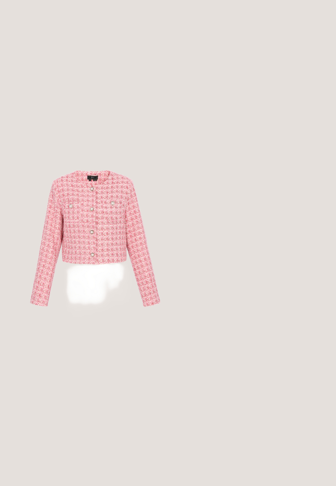 Korte roze tweed jas met lange mouwen, uitgevoerd in een ruitpatroon en met zes zilverkleurige drukknoopsluitingen aan de voorkant.; Aansluitend langemouwen jurk in helder roze. Heeft een geplooide textuur, een ronde hals en zijdetails met een kleine metallic accent.; LAMODA FORGET ME PLATFORM - Hoge hakken - fuchsia; Swarovski Zonnebril - pink; Roze sprankelende handtas met een opvallend vlinderontwerp en strassteentjes, rechthoekige vorm en een platte handvat.; Ronde roze gepolijste kralenketting met gouden sluiting, gerangschikt in een cirkel op een witte achtergrond.