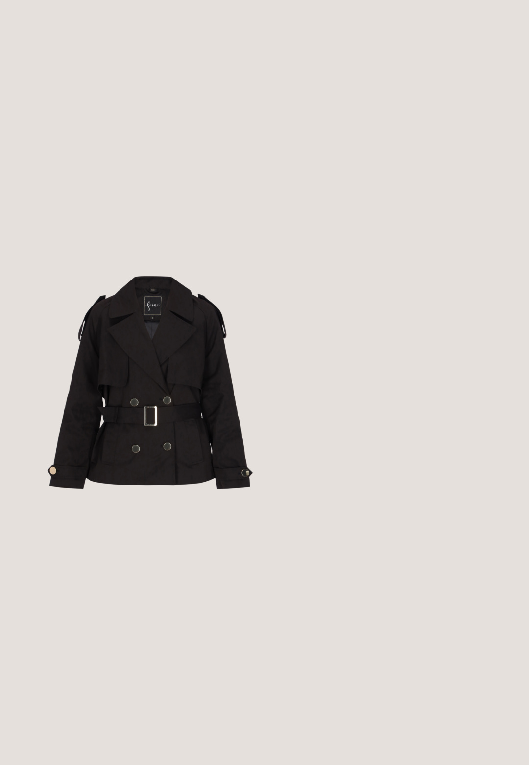 Zwarte trenchcoat met een dubbelgekeerd ontwerp, brede revers, een taille met ceintuur en schouderbanden. Voorzien van zilverkleurige knopen en accenten.; Zwarte jumpsuit met korte mouwen, wikkelontwerp en een strakke taille. Kenmerkt zich door een gestructureerde stof en subtiele details aan de zoom.; Zwarte sandaal met hoge hak en blokhak, enkelbandje met een ronde gesp versierd met juwelen, en een decoratieve strik op het voorste bandje.; Zwarte cat-eye zonnebril met gradientlenzen, voorzien van een gladde kunststof montuur en subtiele metalen accenten op de pootjes.; Gouden armband met een hartvormige bedel, voorzien van een gestructureerd oppervlak en een gegraveerde merknaam. Kabelketting met een kreeftsluiting en een driehoekig label.; Zwarte handtas met een textuur van gebreid ontwerp, voorzien van een gouden logoaccent en een klepafsluiting. Compacte vorm met een glanzend oppervlak.