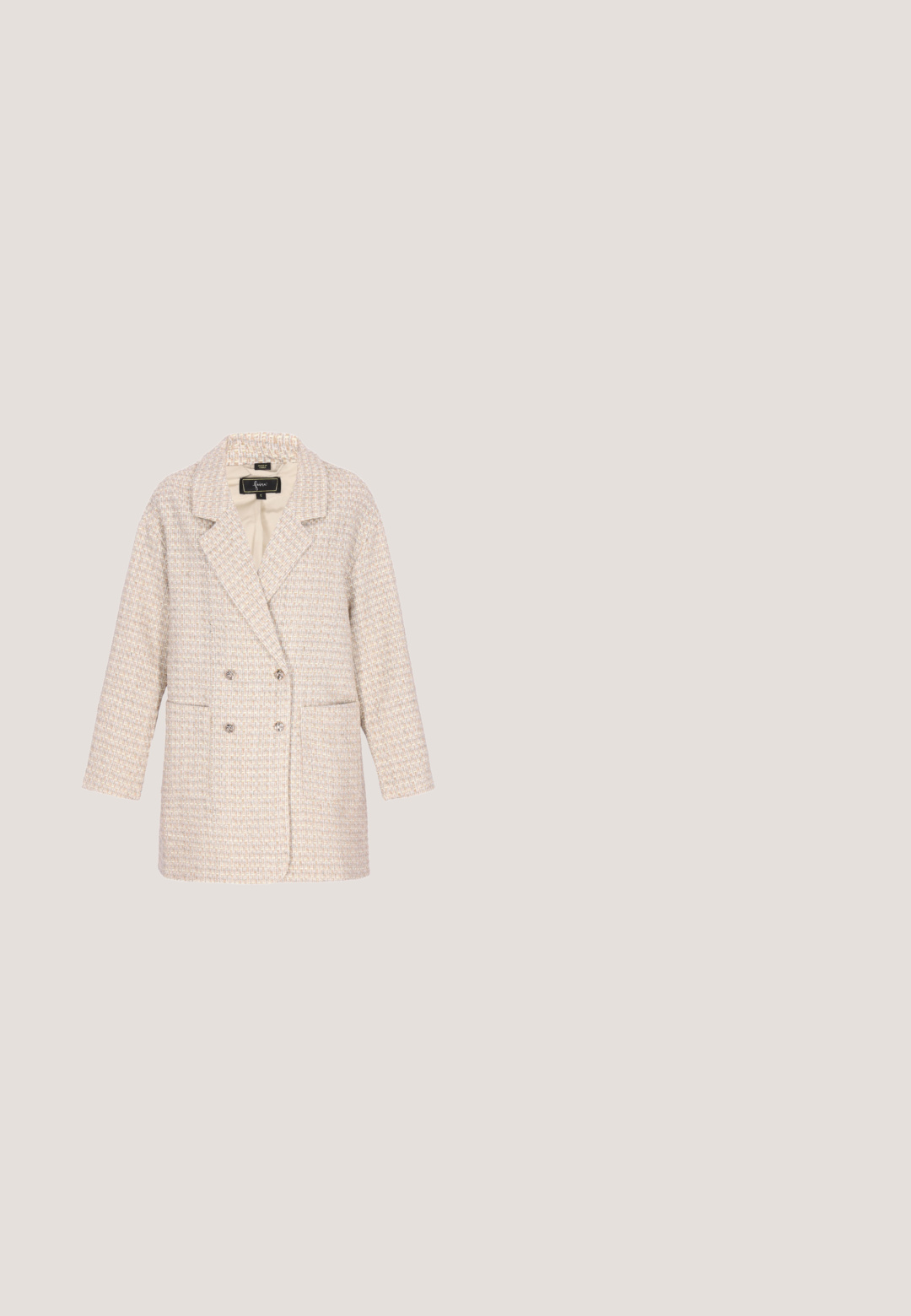 Beige og hvid tweed dobbeltbrystet blazer med hakkede revers, to forlommer og fire dekorative knapper.; Ærmeløs beige crop top med rund halsudskæring, bundet knude i siden med lange frynser, der hænger ned.; Bukser i cremefarvet høj talje med frontplisser, sidelommer og et matchende stofbælte med en sølv D-ring spænde.; Lyserøde ruskindsflade sko med spids tå, der har en fold-over detalje og guldspænde. Lav, flad sål. Glat tekstur.; Beige quiltet Valentino håndtaske med dobbelte top-hanke, sidelommer og aftagelig skulderrem mod en ensfarvet baggrund.; Guldfarvet armbånd med teksturerede, rundede led og to hvide perler. Har en lobster-lukning og en justerbar kæde med en tag.