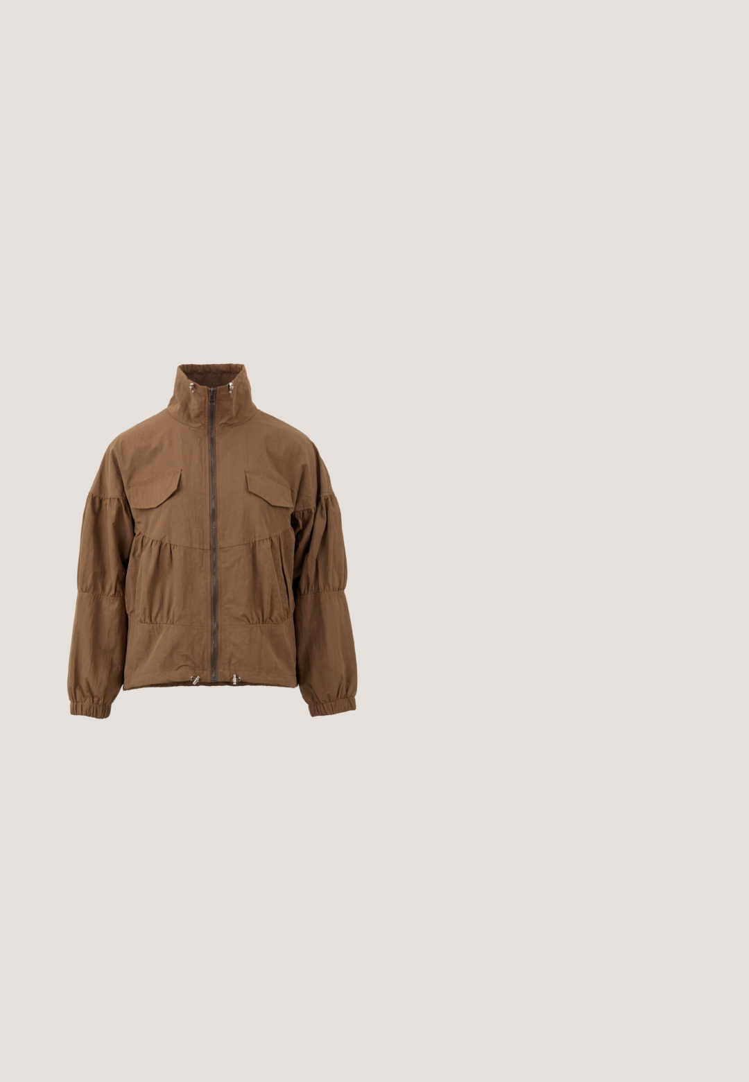 Braune Jacke mit hohem Kragen, Frontreißverschluss, zwei Brusttaschen mit Klappe, geraffter Taille und Ärmeln sowie verstellbaren Kordelzügen am Saum und Kragen.; Kurzärmeliges, hellgelbes, geripptes T-Shirt mit einem runden Ausschnitt und einer Vier-Knopf-Leiste vorne. Glatte Textur, taillierte Passform.; Braune weit geschnittene Hose mit glatter Textur, ausgestattet mit einem vorderen Knopfverschluss und zwei Seitentaschen. Der Stoff hat einen glänzenden Finish.; Flache Schuhe im Kuhfellmuster mit einem strukturierten Obermaterial in Braun und Creme, elastischen Riemen und einer Gummisohle mit flexibler Bauweise.; Braune Tragetasche mit Leopardenmuster, dunkelbraunen Griffen und einem kleinen goldenen "nat & nin"-Logo in der Mitte vorne.; Perlenkette mit hellblauen runden Steinen und facettierten bernsteinfarbenen quadratischen Akzenten, mit einer kette und einem Verschluss in goldfarbener Optik.