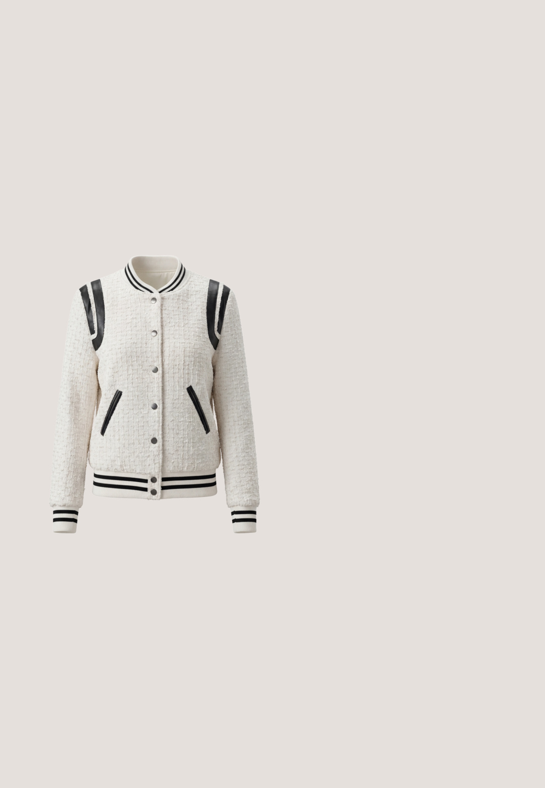 Weiße, strukturierte Collegejacke mit schwarz gestreiftem Kragen, Bündchen und Saum, schwarzen Schulterakzenten, Druckknöpfen und schrägen schwarzen Taschen.; Weißes Poloshirt mit kurzen Ärmeln aus einem weichen Stoff, mit einem gerippten Kragen und drei dekorativen Kristallknöpfen auf der Knopfleiste.; Blaue gemusterte Hose mit einem rautenförmigen Steppdesign und kleinen dekorativen Perlen, einem elastischen Bund und einem Knopfverschluss.; Schwarze Leder-Ballet-Pumps mit abgerundeter Spitze und kleinem Blockabsatz. Verfügt über ein goldfarbiges Schnallendetail an der Vorderseite. Glatte Textur.; Schwarze strukturierte Handtasche mit doppelten oberen Griffen, abnehmbarem Schulterriemen, goldenem Pferdebit-Detail und Reißverschluss auf schlichtem hellen Hintergrund.; Goldfarbene Halskette mit kleinen herzförmigen Anhängern, die gleichmäßig auf einer dünnen Kette verteilt sind, und einem Karabinerverschluss mit Verlängerungskettchen.