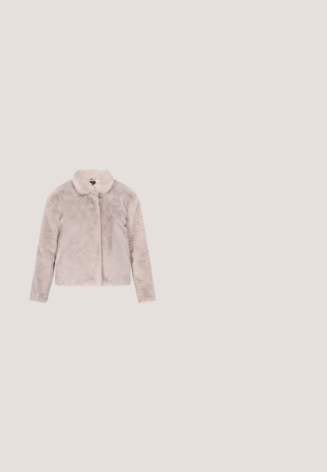 Lichtbeige faux fur jas met lange mouwen, een ronde kraag en een decoratieve gesp nabij de bovenste voorkant sluiting.; Langrouw jurkje in crème met metallic zilveren bloemsequins, hoge halslijn en rechte silhouet, dat tot halverwege de kuit reikt. Ritsluiting aan de achterkant.; Zilveren glitterpumps met een puntige neus, een strak ontwerp en een taps toelopende metalen hak. Gladde textuur met een subtiele glans.; Gouden metalen zonnebril met een unieke polygonale vorm, heldere lenzen en zwarte, gestructureerde accenten op de pootjes. Minimalistisch ontwerp met verfijnde details.; Metallische clutch met een geplooid ontwerp. Kenmerkt zich door een vervaging van goud naar zilver, met een gladde textuur en subtiele glans. Klem-sluiting.; Delicate zilveren armband met ronde witte parels en kleine heldere kristallen verspreid over een fijne ketting, met verstelbare sluiting.