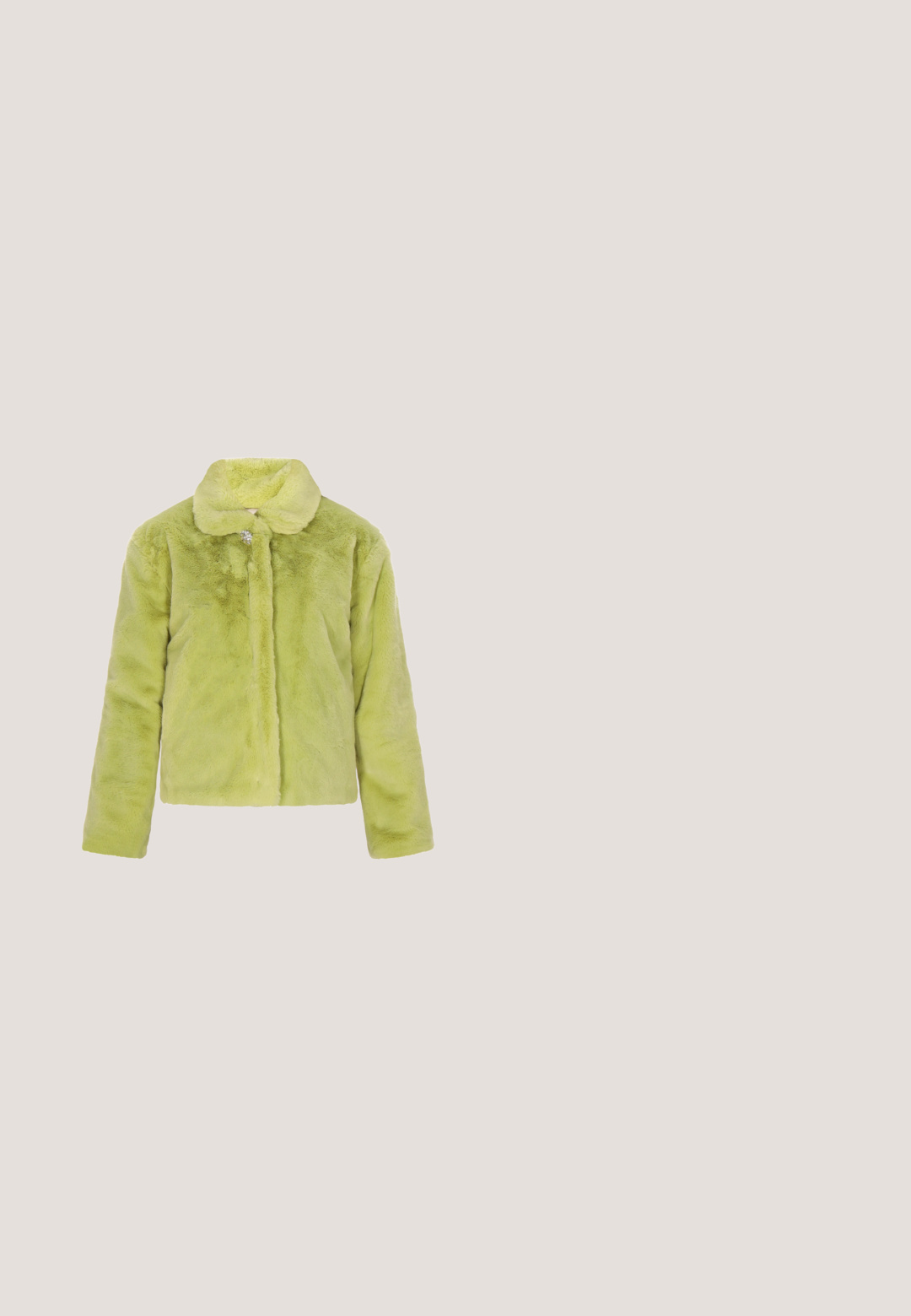 Zachte donsachtige limoengroene jas met lange mouwen, een brede kraag en een enkele zichtbare decoratieve knoopsluiting bij de hals.; Groene gebreide trui met gouden paillettentassels in een asymmetrisch ontwerp, voorzien van een hoge hals en geribde manchetten.; Donkergroene fluwelen rechte broek met een elastische tailleband, plat getoond op een witte achtergrond.; Slingback hooggehakte schoen in luipaardprint met een spitse neus, stoffen bovenwerk, zwarte en oranje accenten, en een robuuste hak.; Groene kralen clutch met zilveren versieringen en een gouden kettinghengsel op een witte achtergrond.; Druppelaar oorbellen met een peervorm, versierd met groene stenen en een glinsterende kristallen accent op de gouden ring.