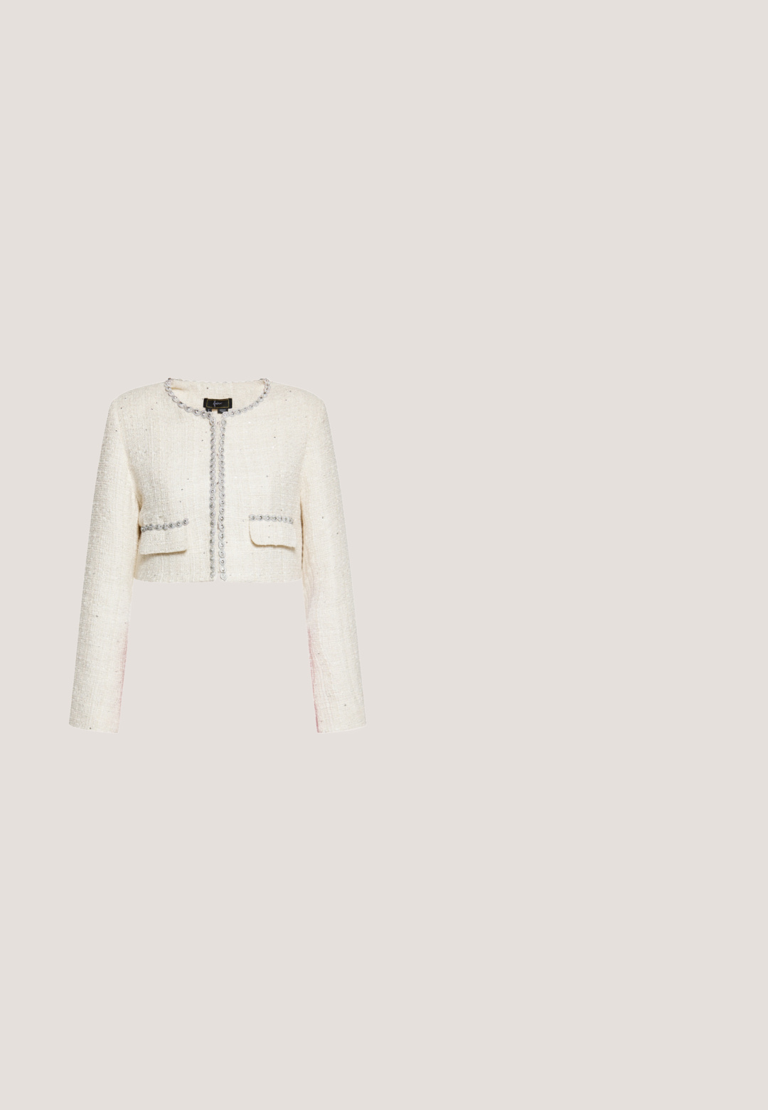 Crèmekleurig kort tweedjasje met lange mouwen, ronde halslijn, twee voorzakken met klep en decoratieve zilveren bies langs randen en zakken.; Zwart een-schouder romper met een aansluitend lijfje, geplooide shorts en een strikdetail op de schouder, gemaakt van een zachte, rekbare stof.; Zwarte hoge hakken sandalen met een brede kraalband rond de enkel, voorzien van een gladde zool en een smalle teband. De kralen voegen textuur toe.; Zwarte plastic zonnebril met een brede cat-eye vorm, grijze verloopglazen en een gouden accent op het montuur met een logo.; Clutch tas met witte stof, zilveren pailletten bloemendessin en een goudkleurig frame versierd met kleine bloemdecoraties en een met juwelen versierde sluiting.; Oorbellen in goudkleur met meerdere ronde heldere edelstenen gerangschikt in een abstract, vertakt patroon.